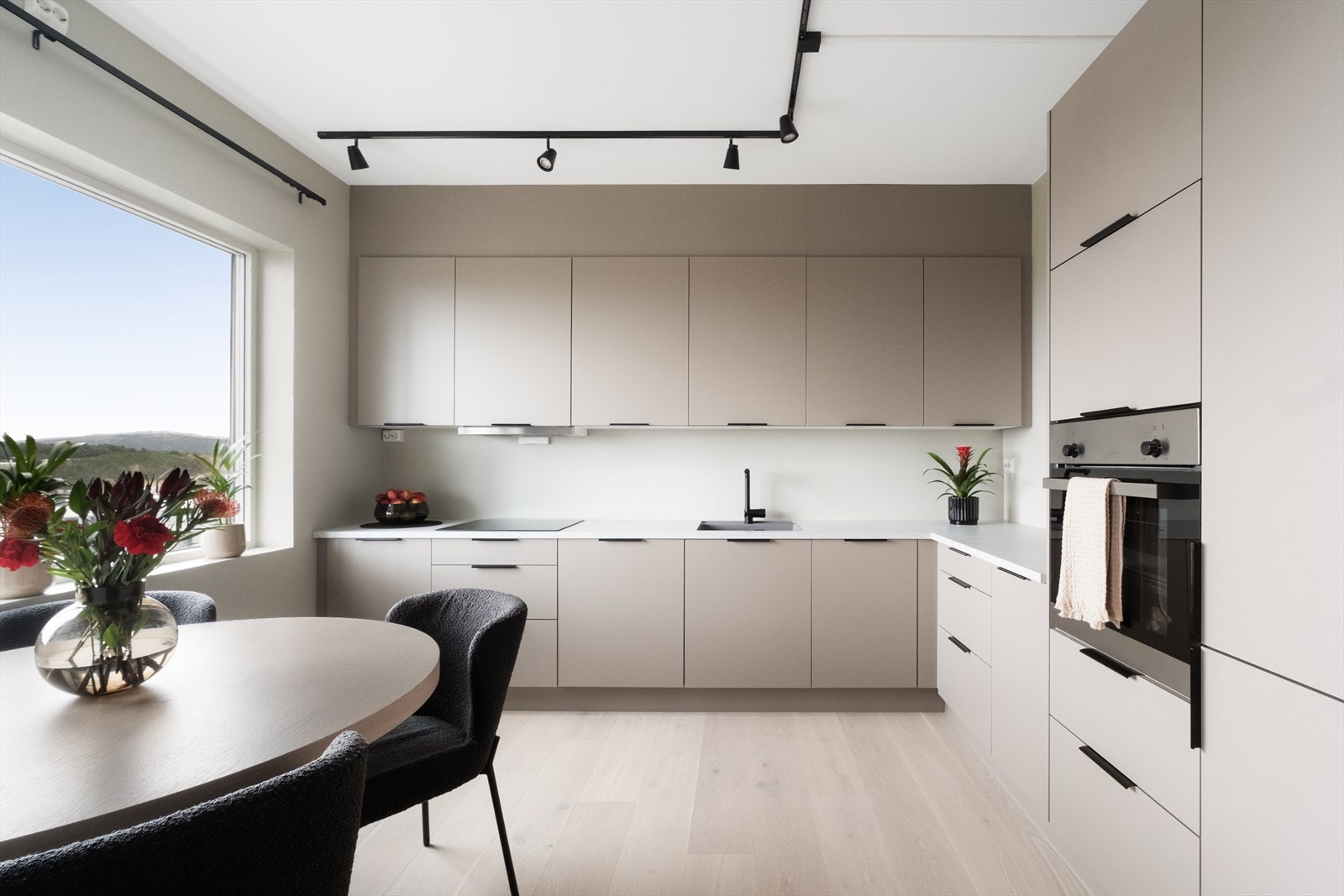 Plassering av spisebord ved vinduet gir en lys og trivelig spiseplass. Galleribilde