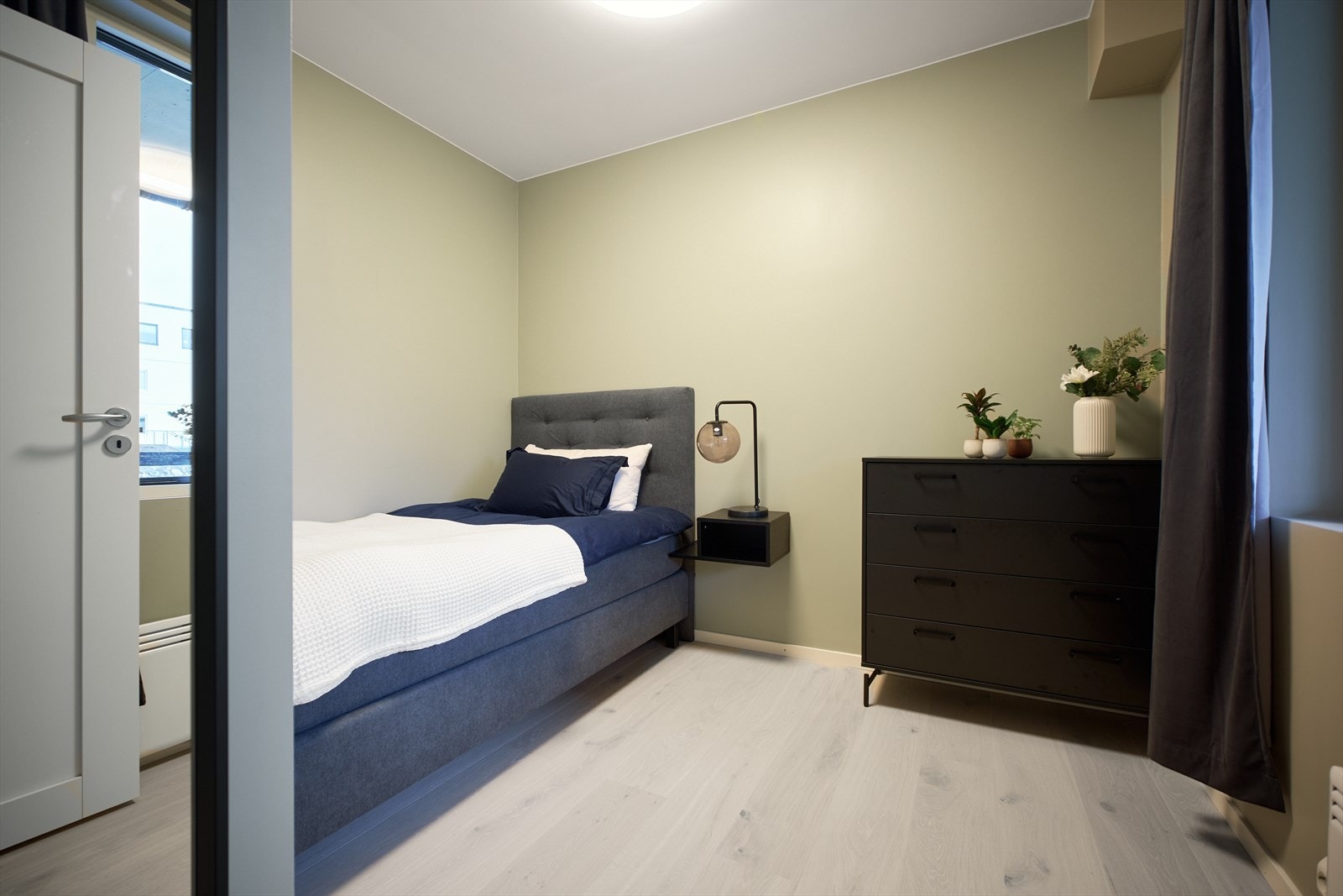 Leiligheten har to soverom, så leiligheten passer ypperlig for den lille familien eller deg som ønsker ekstra rom til gjester. Galleribilde