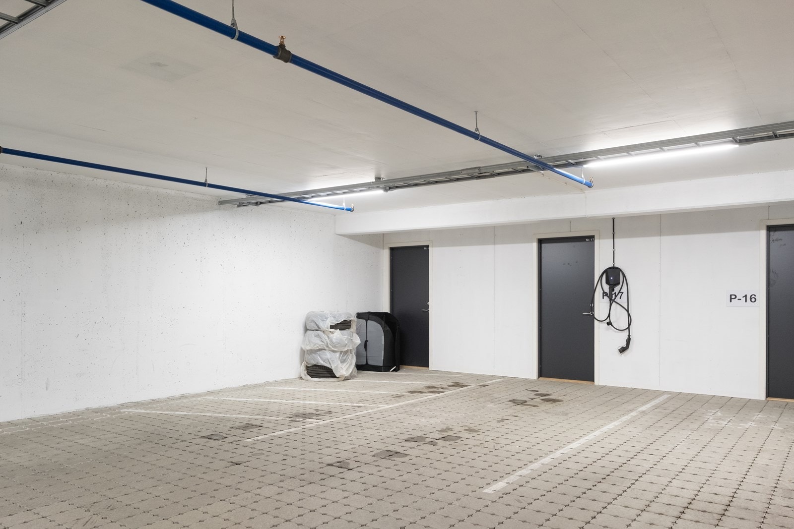 Leiligheten disponerer egen parkeringsplass, med elbillader. Galleribilde