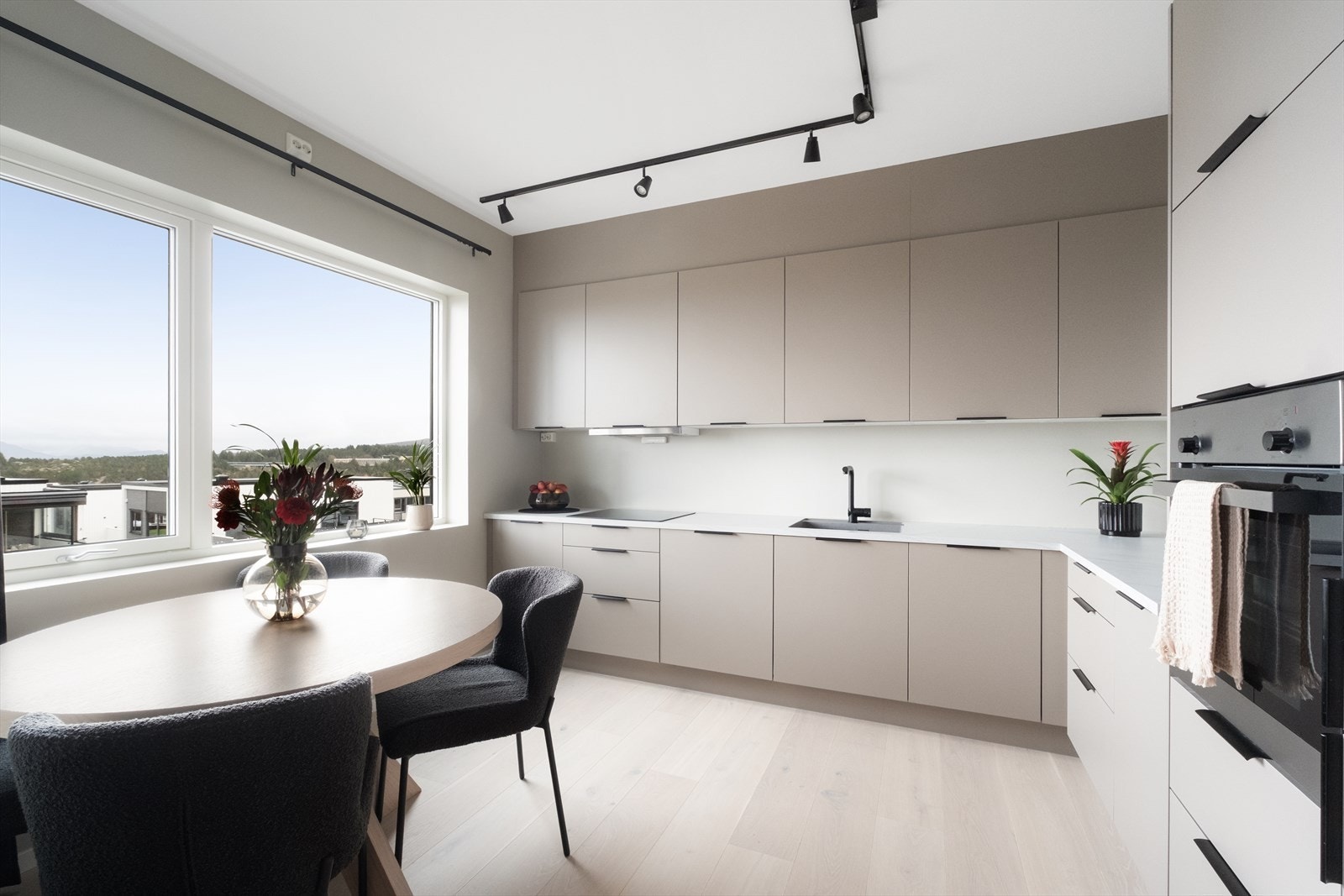 Kjøkkenet har integrerte hvitevarer og en effektiv arbeidsflate med laminat benkeplate. Galleribilde