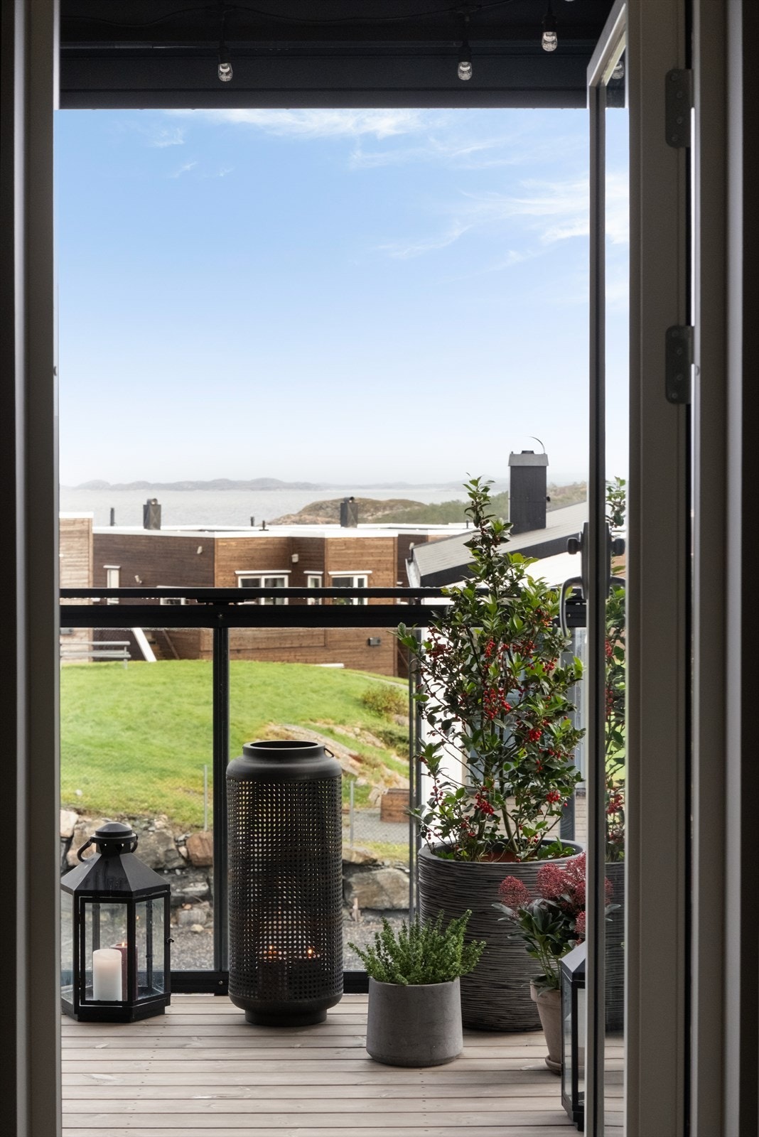 Utsikten kan man nyte fra både stue og balkong. Galleribilde