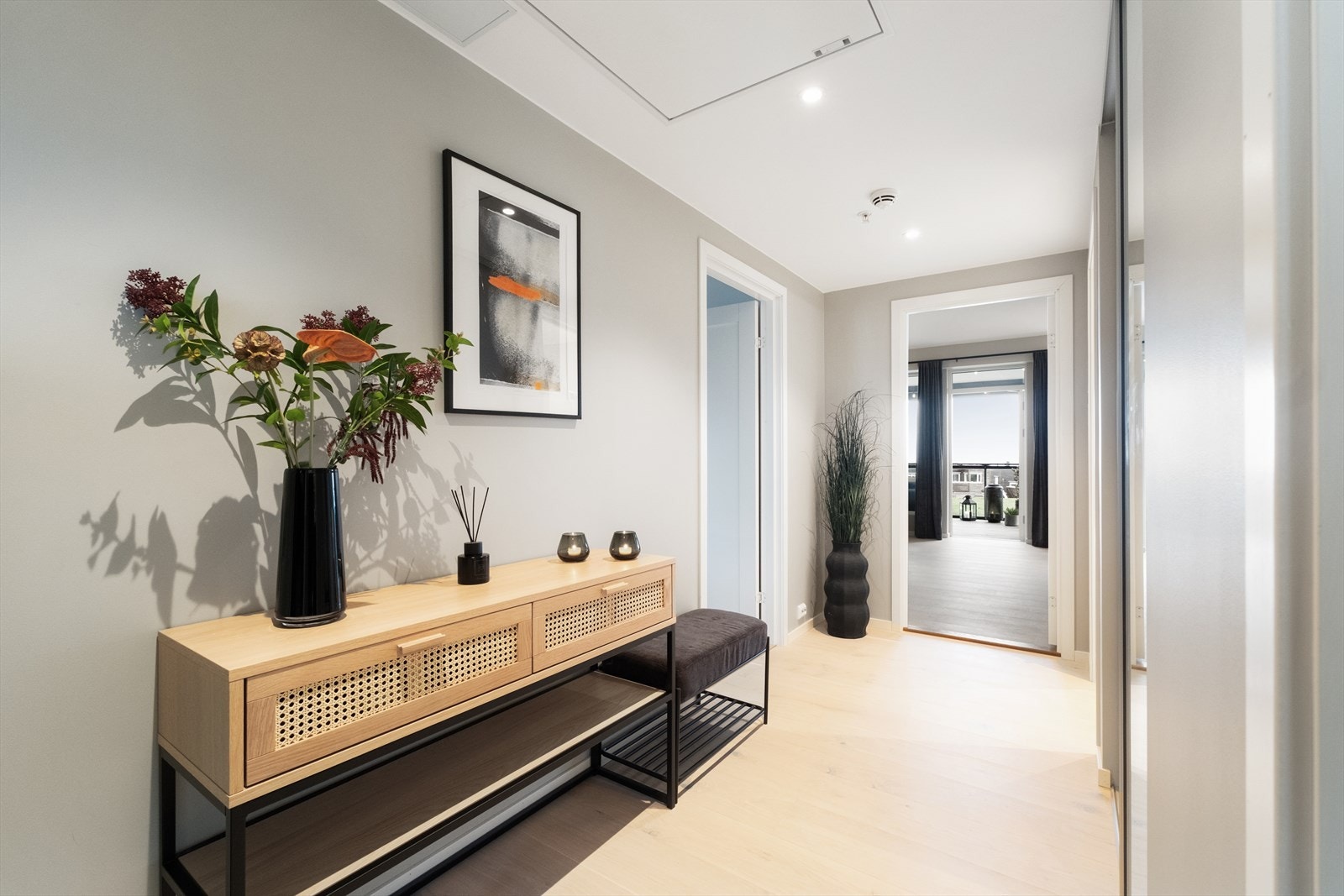 Entrè med direkte gjennomgang til stue/ kjøkken. Galleribilde