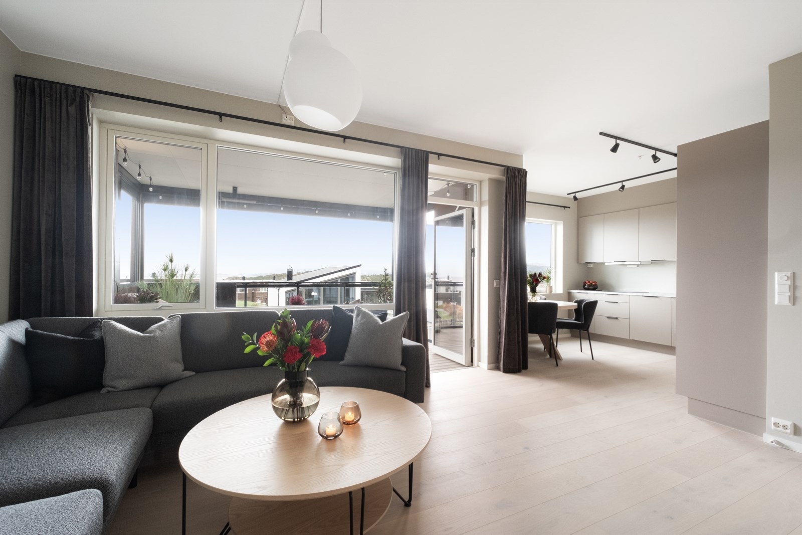 Leiligheten er åpen og romslig og har utgang til balkong midt mellom stue og kjøkken. Galleribilde