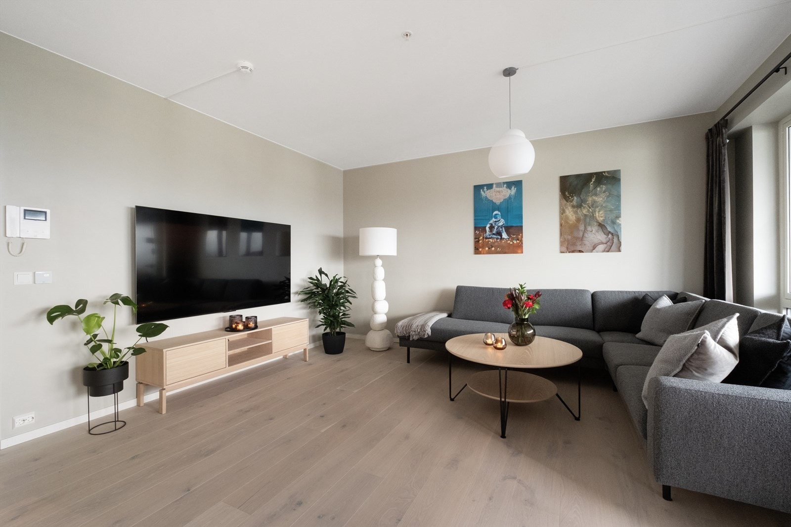 Stuen er romslig med god plass til møblering, og det er montert porttelefon. Galleribilde