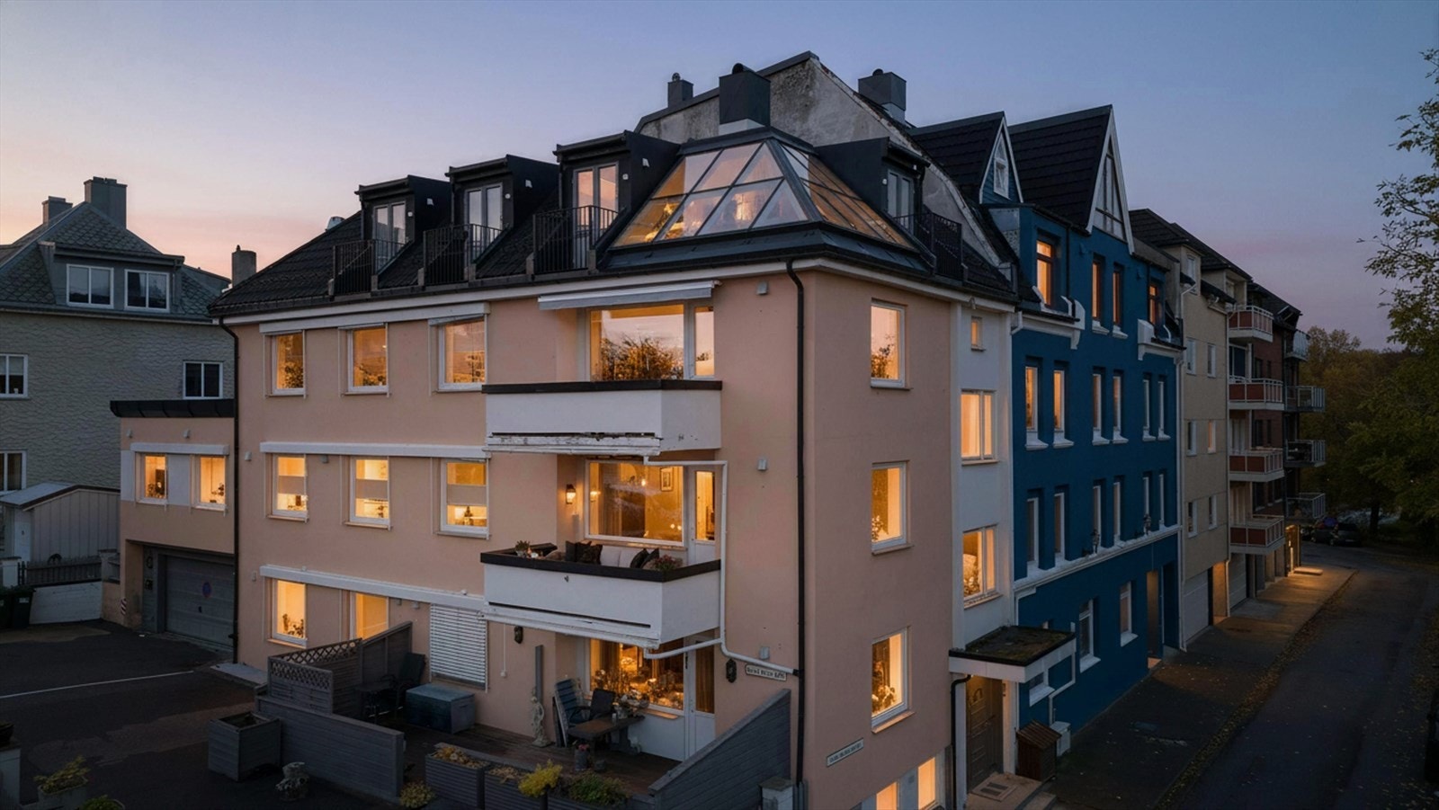 Bygget er oppført i 1949, men gjennomgikk omfattende ombygging og renovering i 2013/2014. Galleribilde