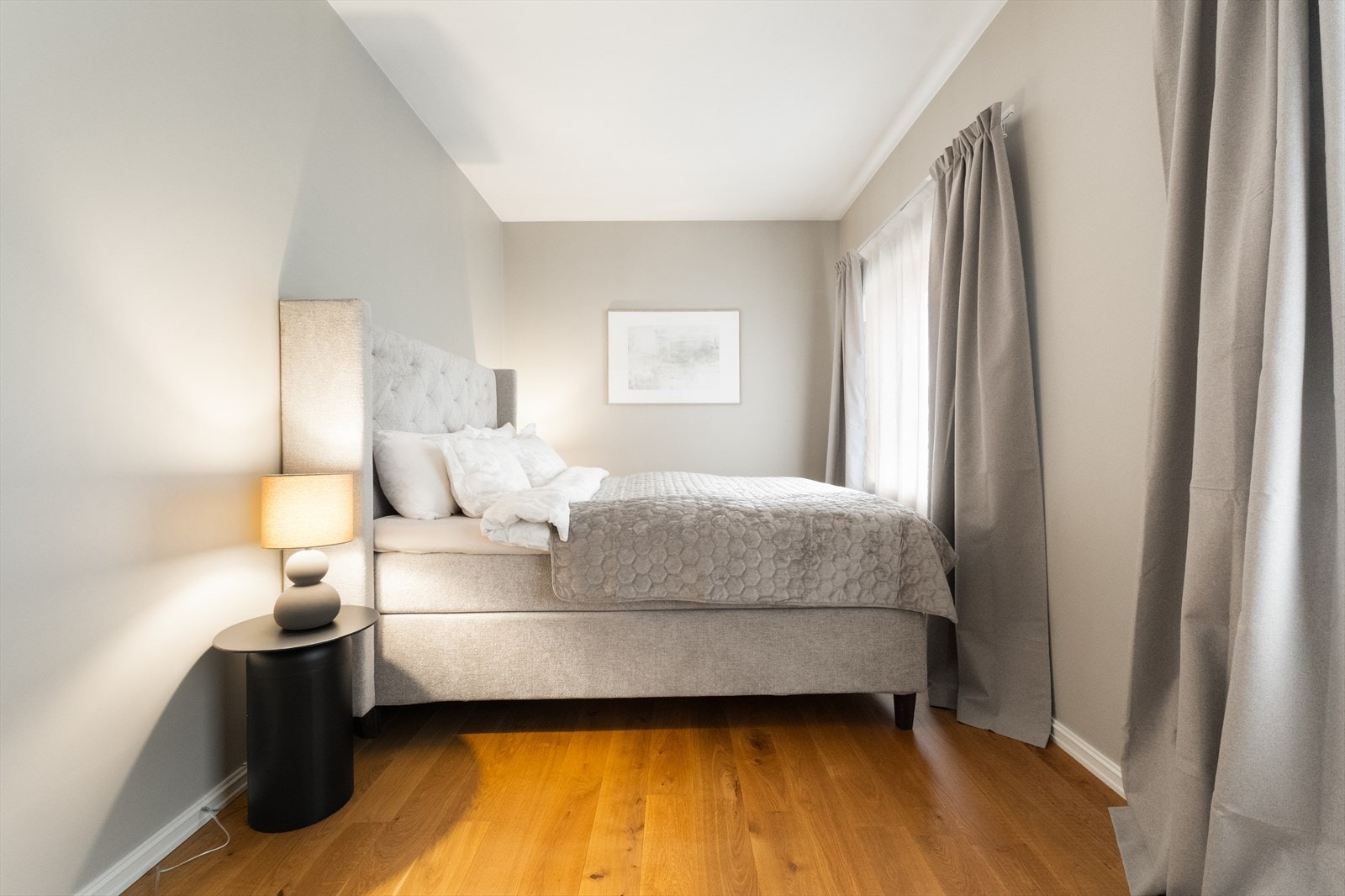 Hovedsoverom med parkettgulv og vinduer som slipper inn godt med dagslys. Galleribilde