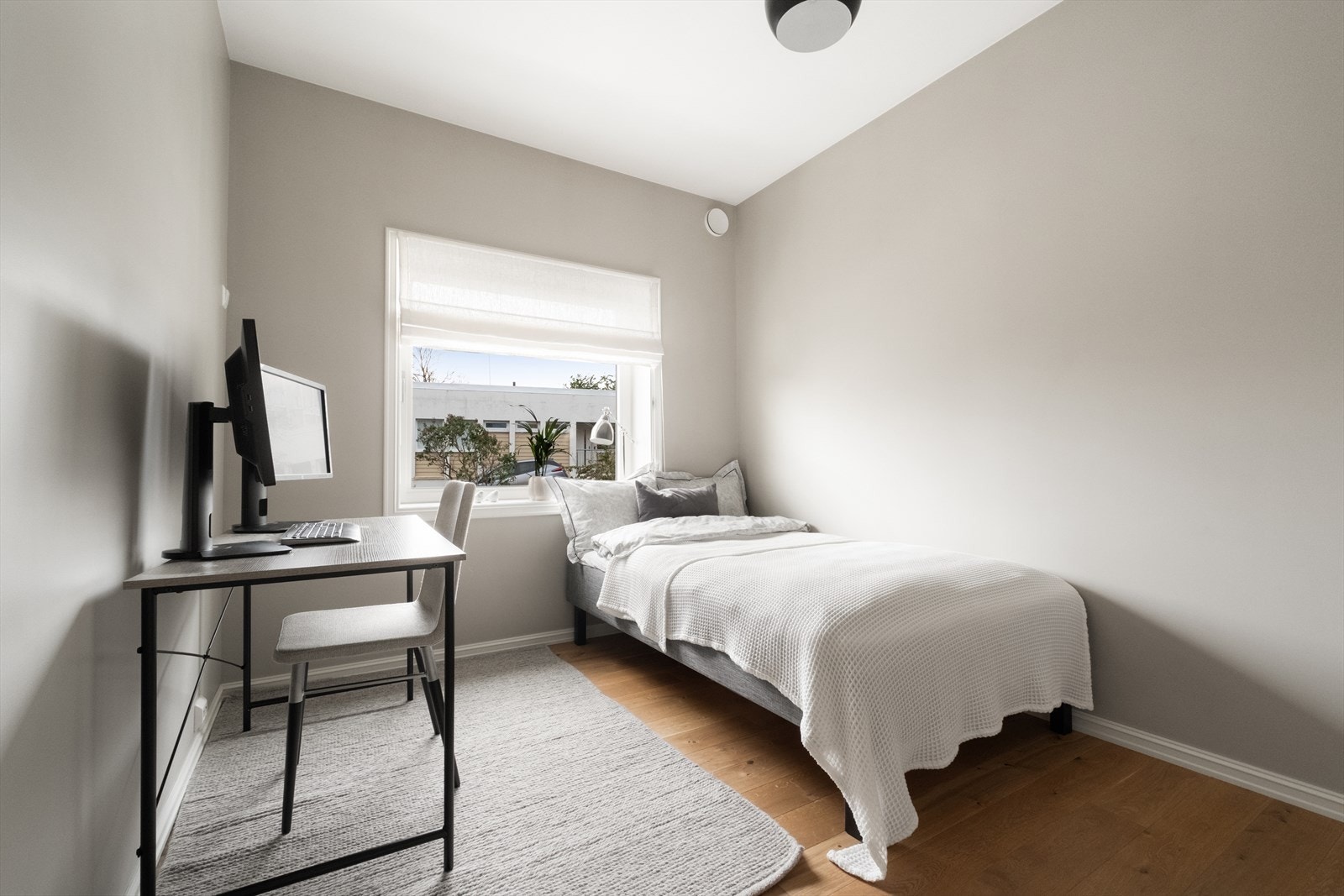 Soverom 2 er romslig, med plass til både seng og arbeidspult. Galleribilde