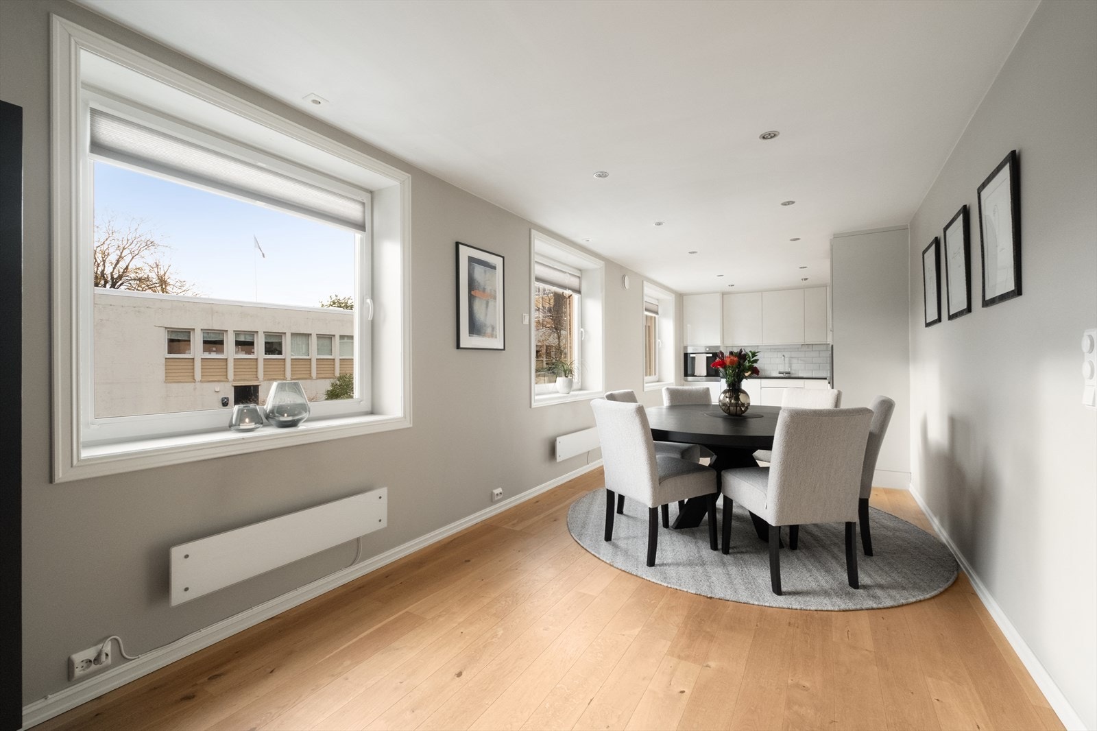 Lys og trivelig spisestue mellom stue og kjøkken. Galleribilde