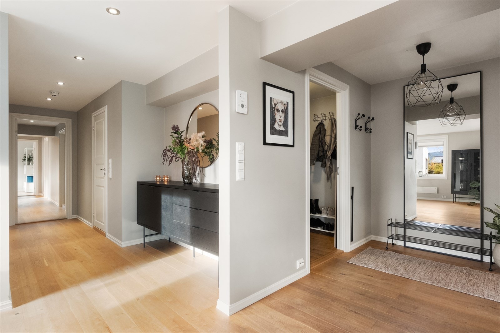 Entrè/ inngangsparti er romslig og åpent, med god plass. Galleribilde