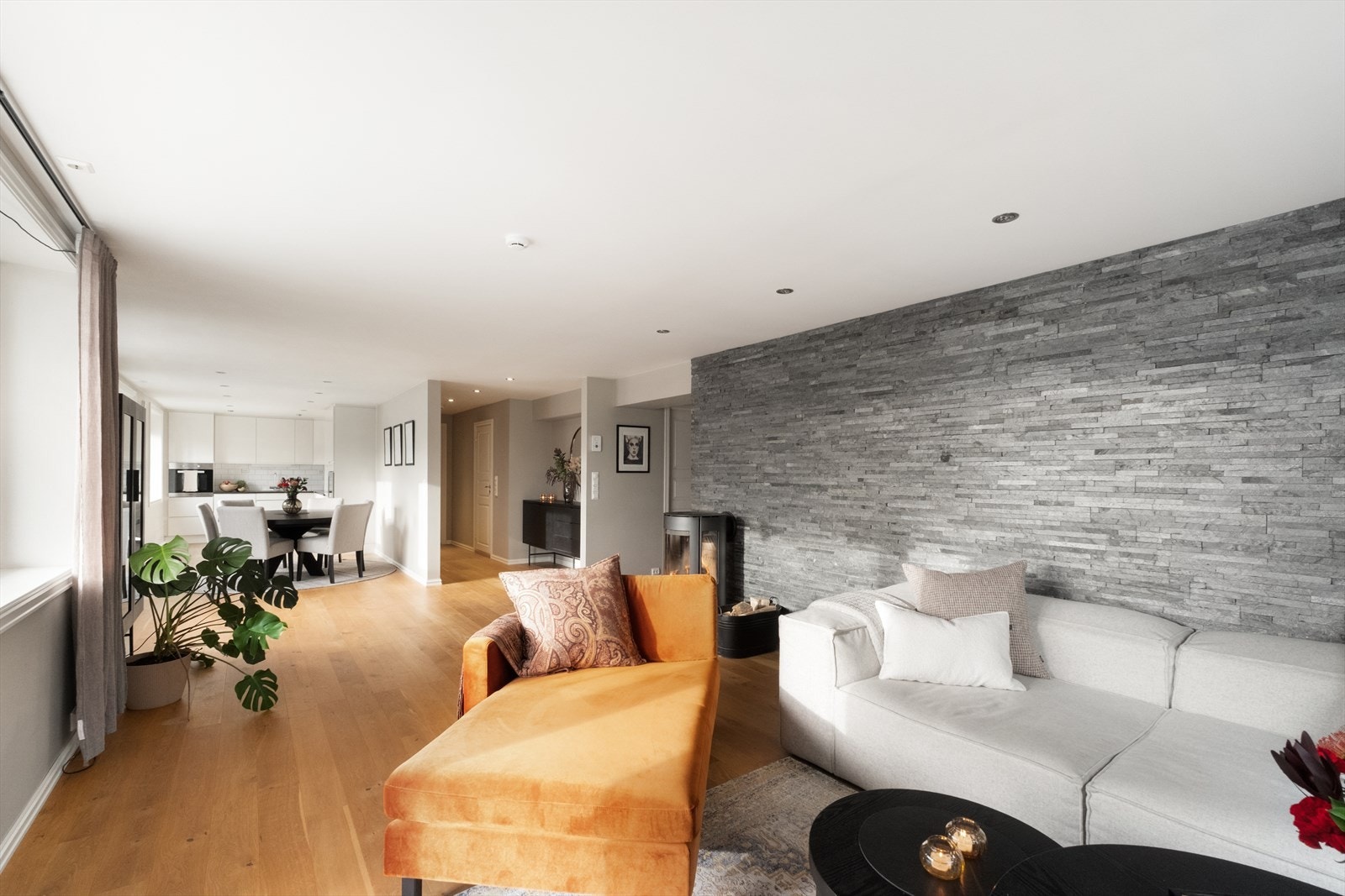 Stuen har åpen løsning mot spisestue og kjøkken, noe som gjør rommet til et naturlig samlingspunkt. Galleribilde