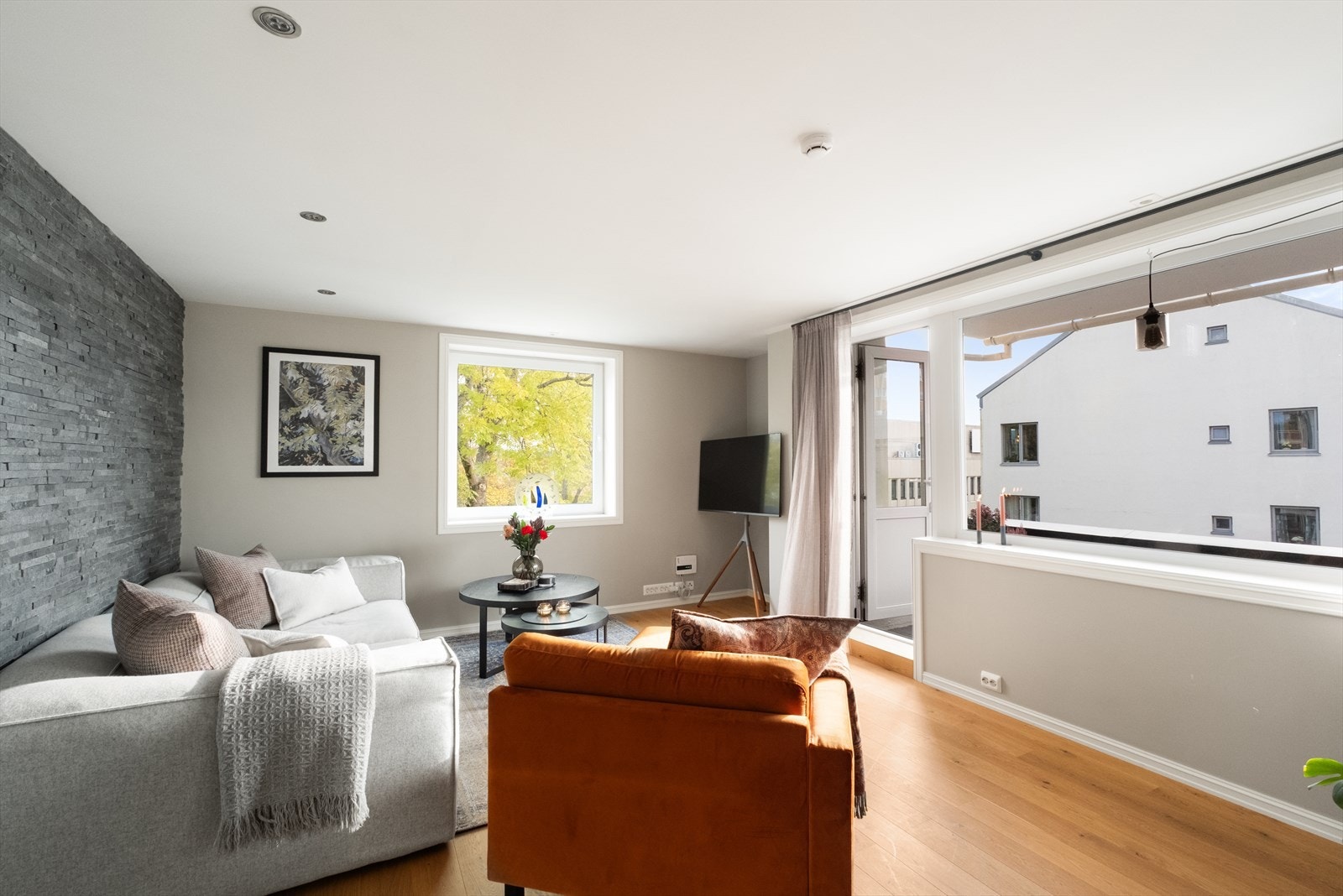 På varme dager kan man åpne balkongdøren og balkongen blir som en forlenget del av stuen. Galleribilde