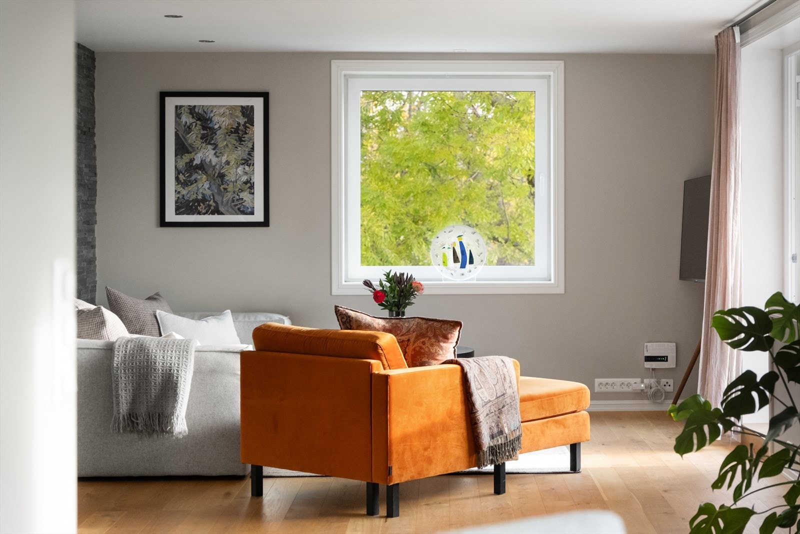 Her kan man slappe av foran tv`en og nyte utsikt mot parken samtidig. Galleribilde