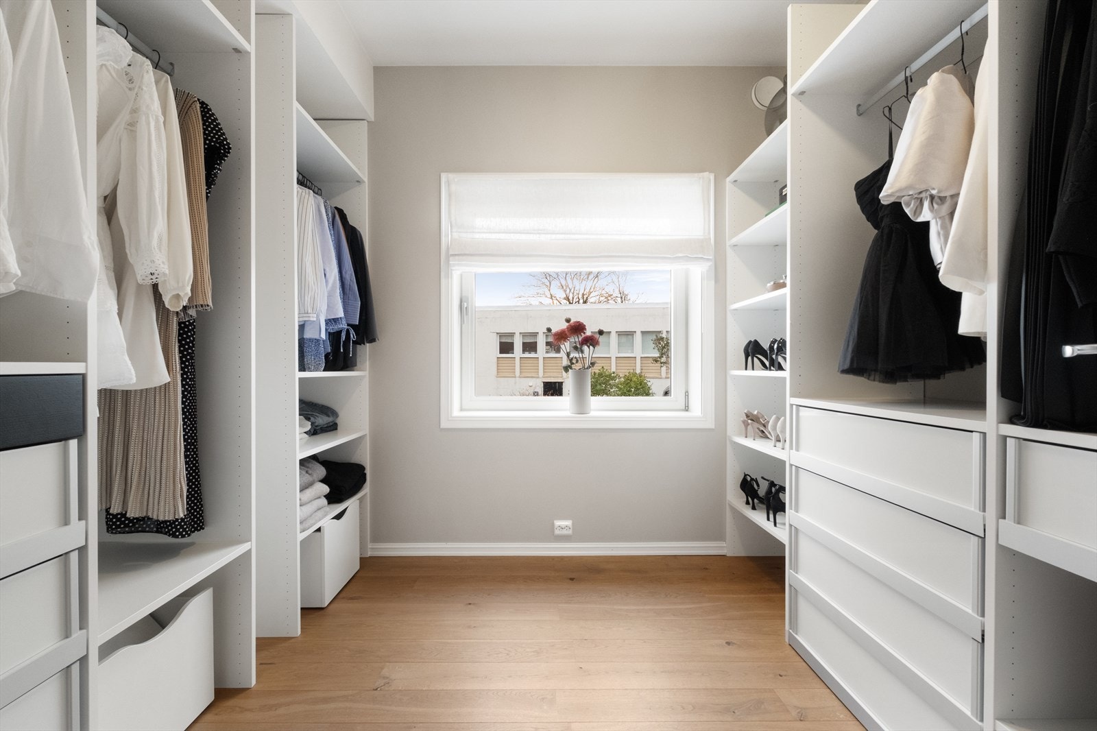 Det tredje soverommet er i dag innredet og brukt som walk-in-closet, med effektiv og praktisk oppbevaring. Galleribilde