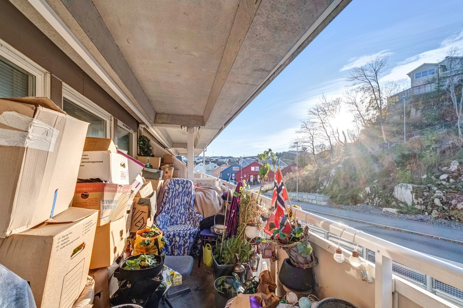 Balkongen er sørvendt og har en bærende stålkonstruksjon med prefabrikkert betongdekke, som gir en solid base. Galleribilde