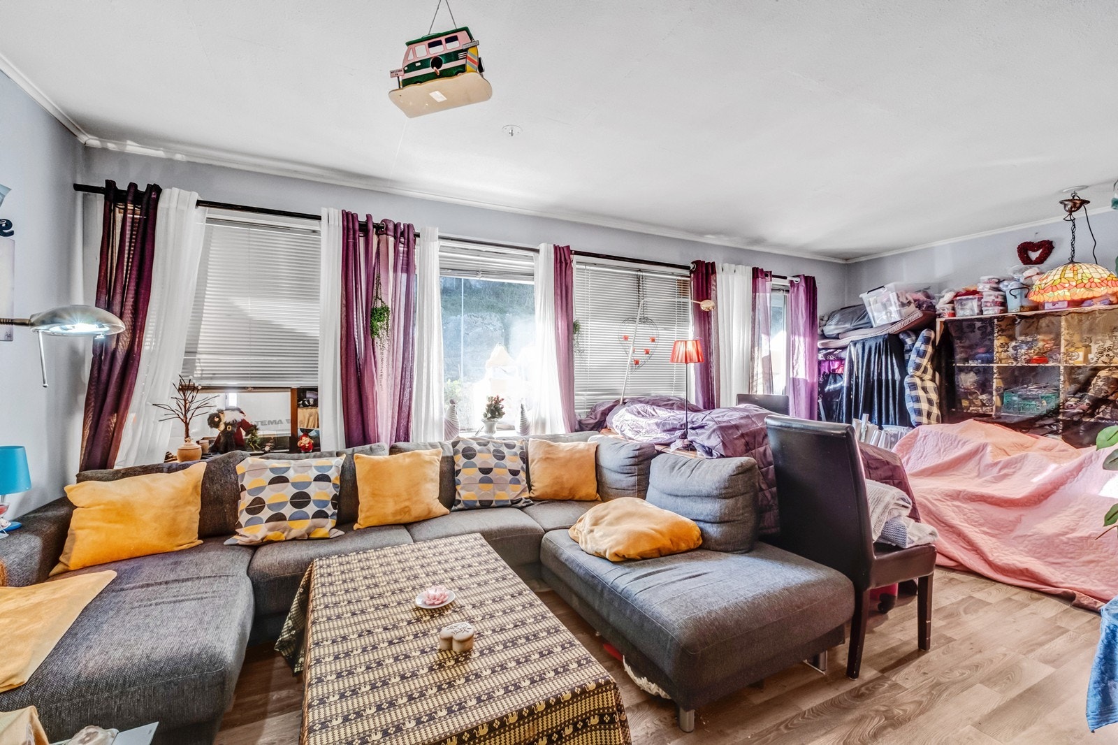 Stuen er romslig med store vindusflater som slipper inn rikelig med dagslys. Galleribilde