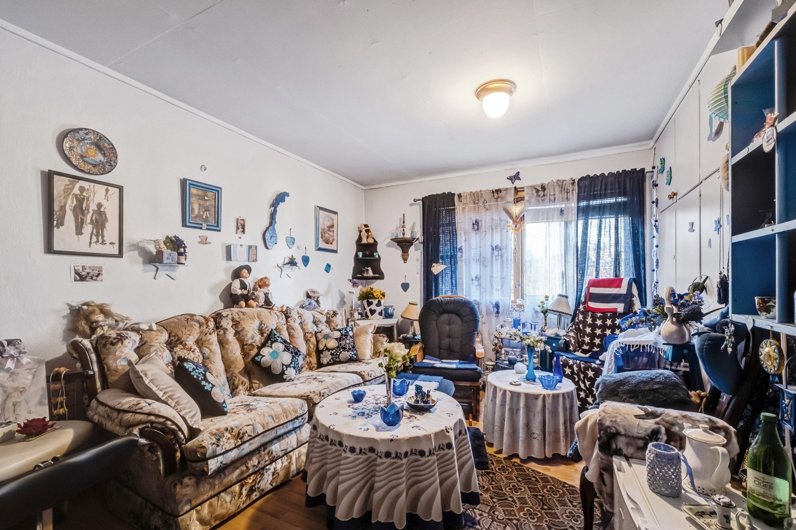 Soverom 2 er i dag brukt som en andre stue. Rommet er praktisk utstyrt med integrerte skap. Galleribilde