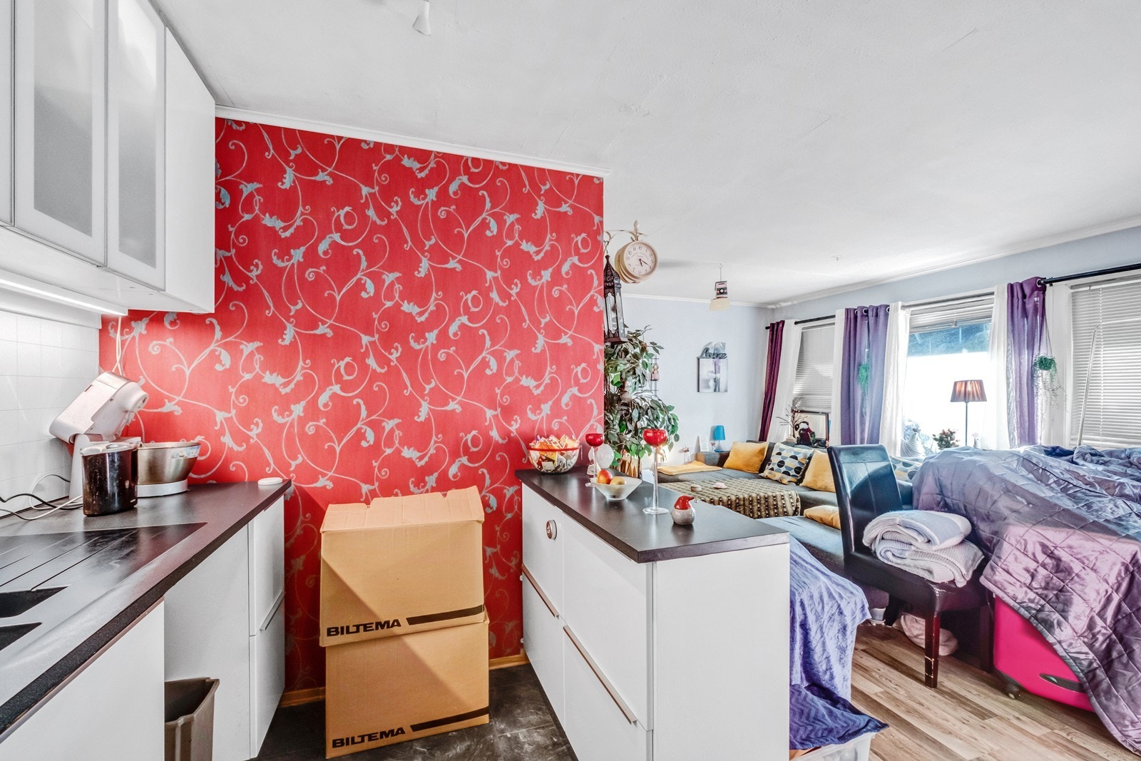 Tapet i rødt gir kjøkkenet et karakteristisk preg. Galleribilde