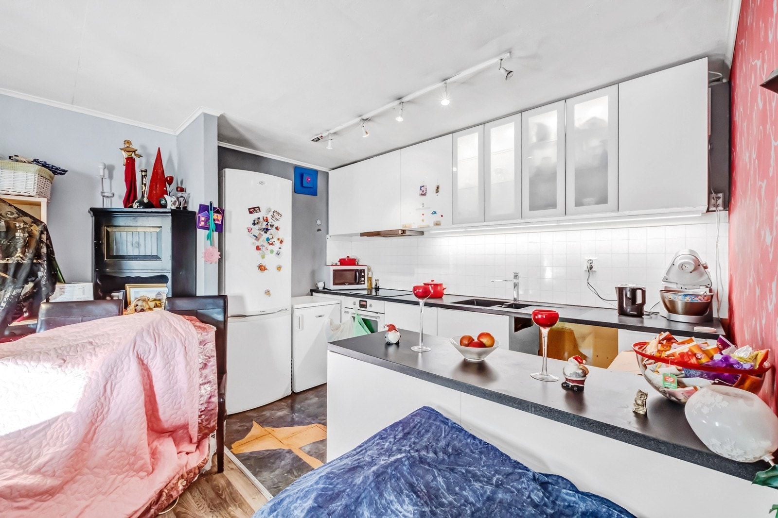 Stuen har åpen løsning mot kjøkken, med innredning med slette fronter, og integrert komfyr og steketopp. Galleribilde