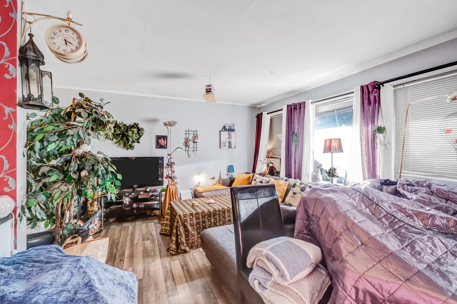 Plass til både sofagruppe og TV-møbel gjør stuen til et funksjonelt oppholdsrom. Galleribilde