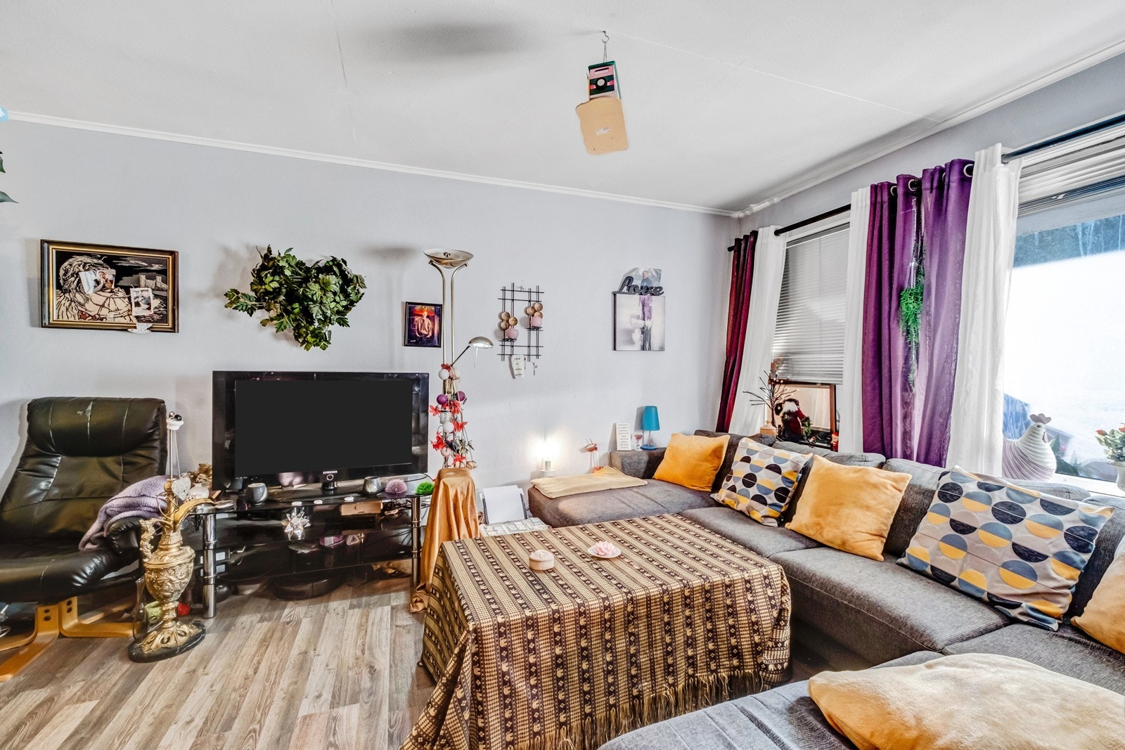 Laminatgulv gir en slitesterk overflate i stuen. Galleribilde