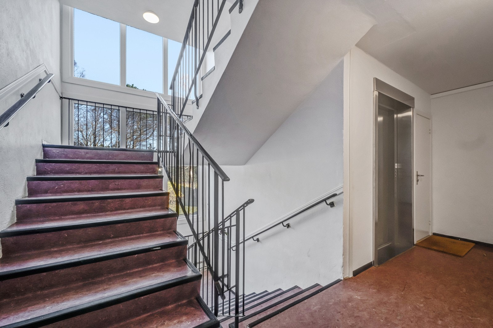 Heis i felles trappeoppgang sørger for trinnløs adkomst. Galleribilde