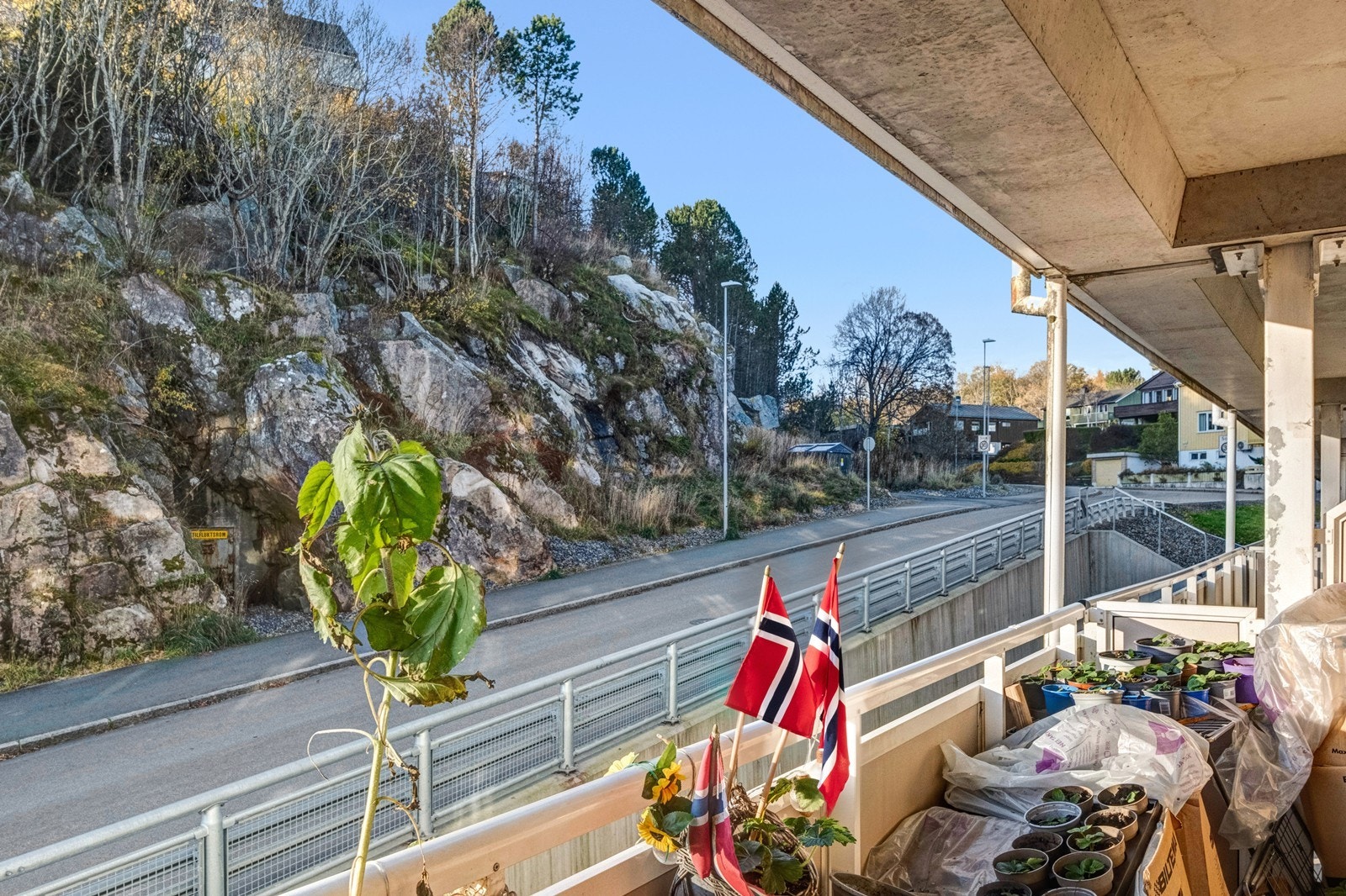 Rekkverket består av lakkert stålrørsprofiler med bygningsplater/glass og en topprekke i lakkert metall. Galleribilde