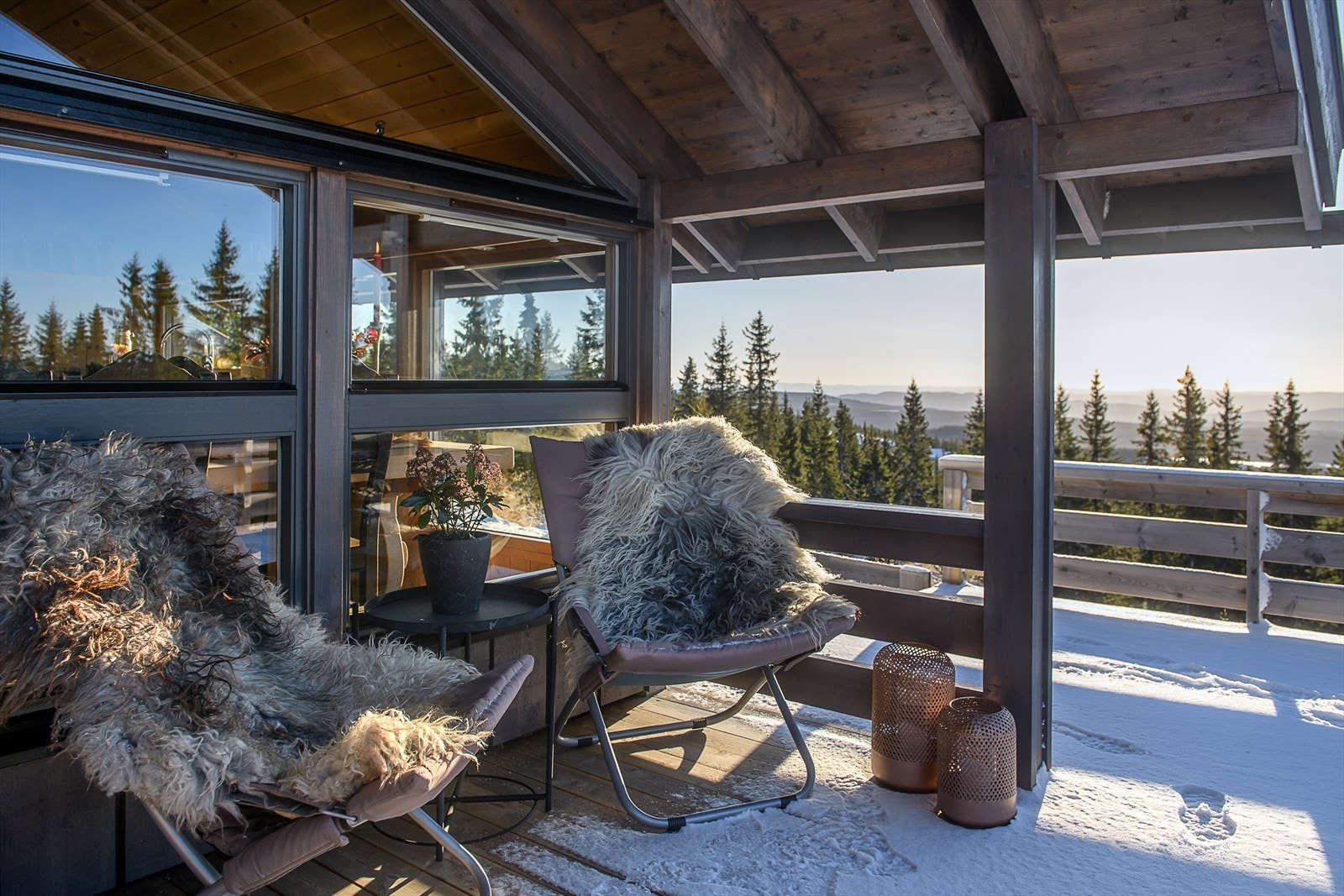 Hytta har en romslig terrasse som er delvis overbygg. Koselig uteplass under tak og rikelig med muligheter til å møblere på resten av terrassen. Galleribilde