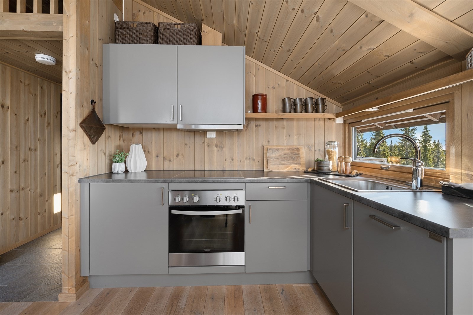 Integrerte hvitevarer i kjøkkeninnredningen. Over-og underskap for oppbevaring. Laminat benkeplate. Galleribilde