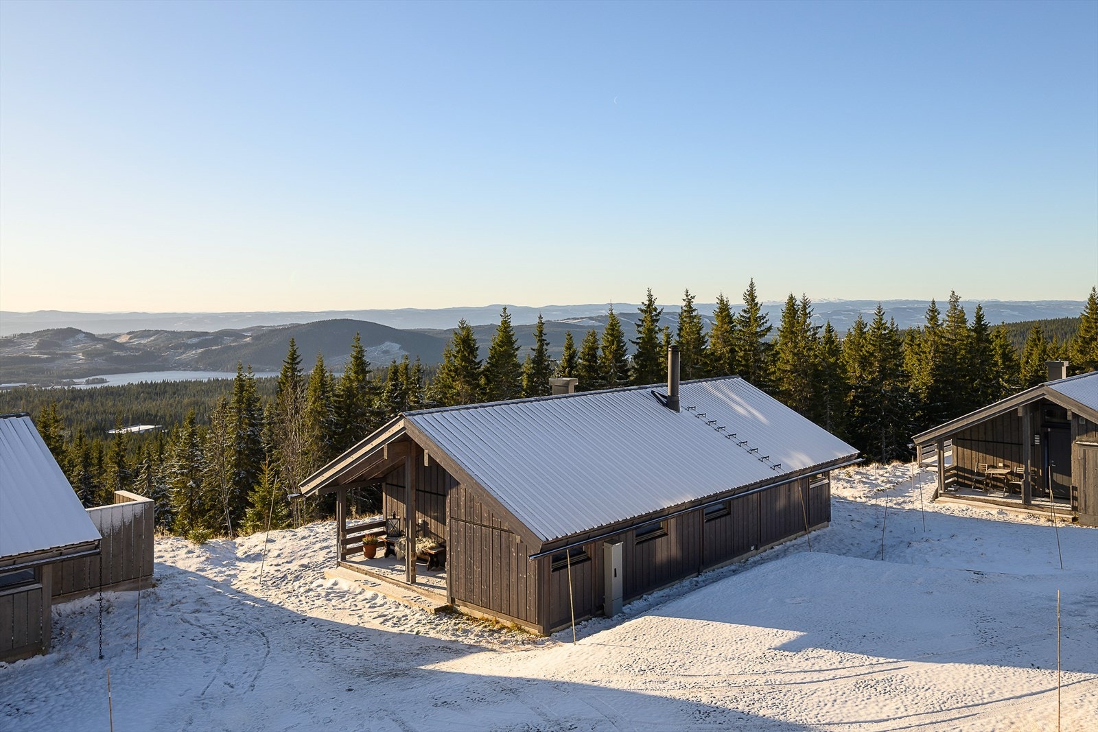 Eiendommen ligger i veletablert område på Rømåsen v/Sjusjøen. Lett tilgang til skiløyper og turstier. Galleribilde