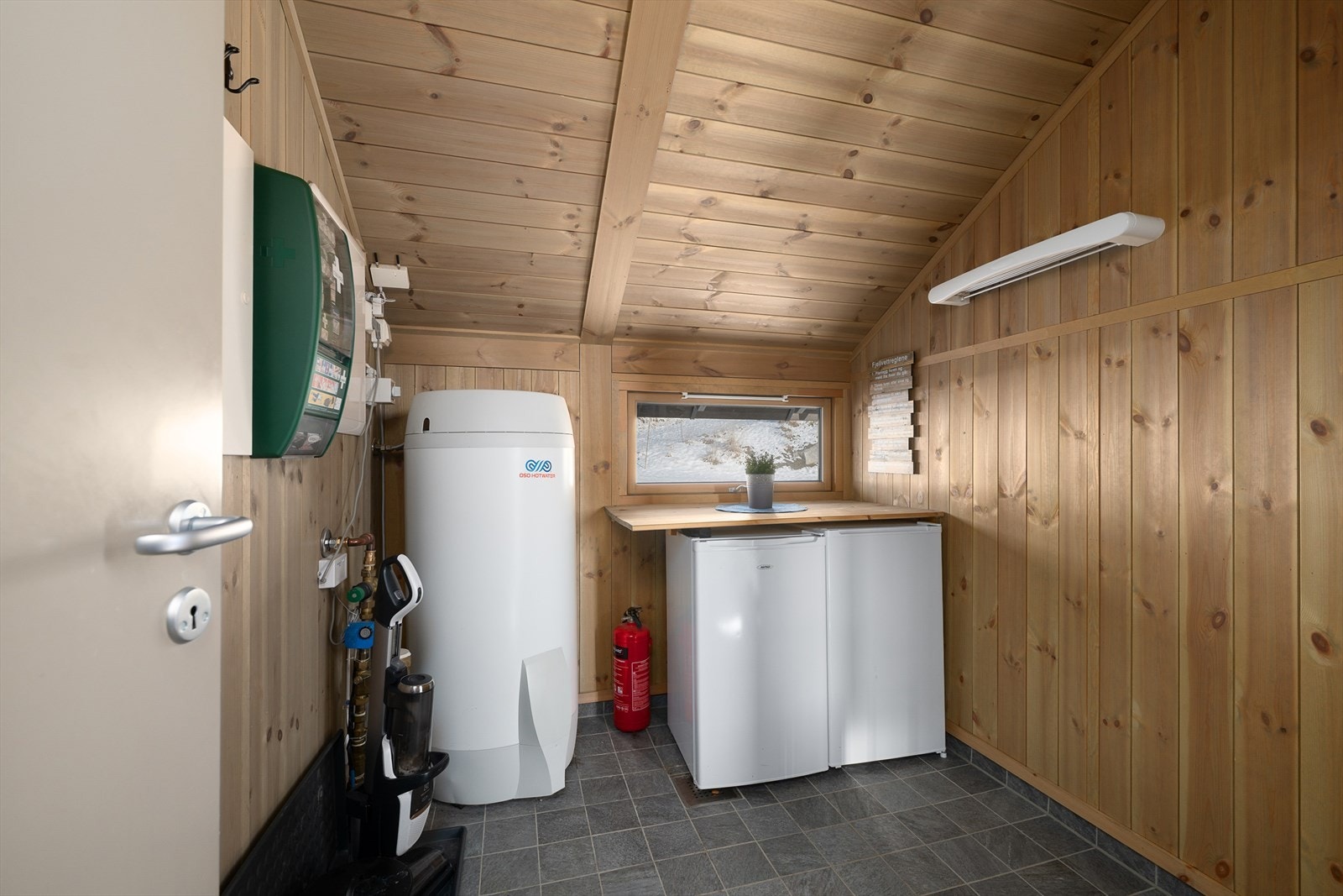 Praktisk bod med både innvendig og utvendig inngang. Varmtvannsbereder. Fliser på gulv med varme. Galleribilde