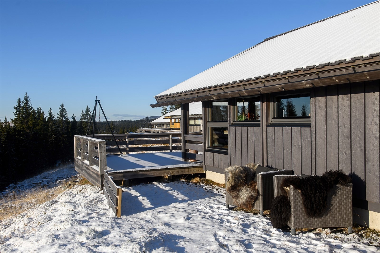 En hyggelig plass i solveggen der du sitter forholdsvis skjermet for innsyn. Galleribilde