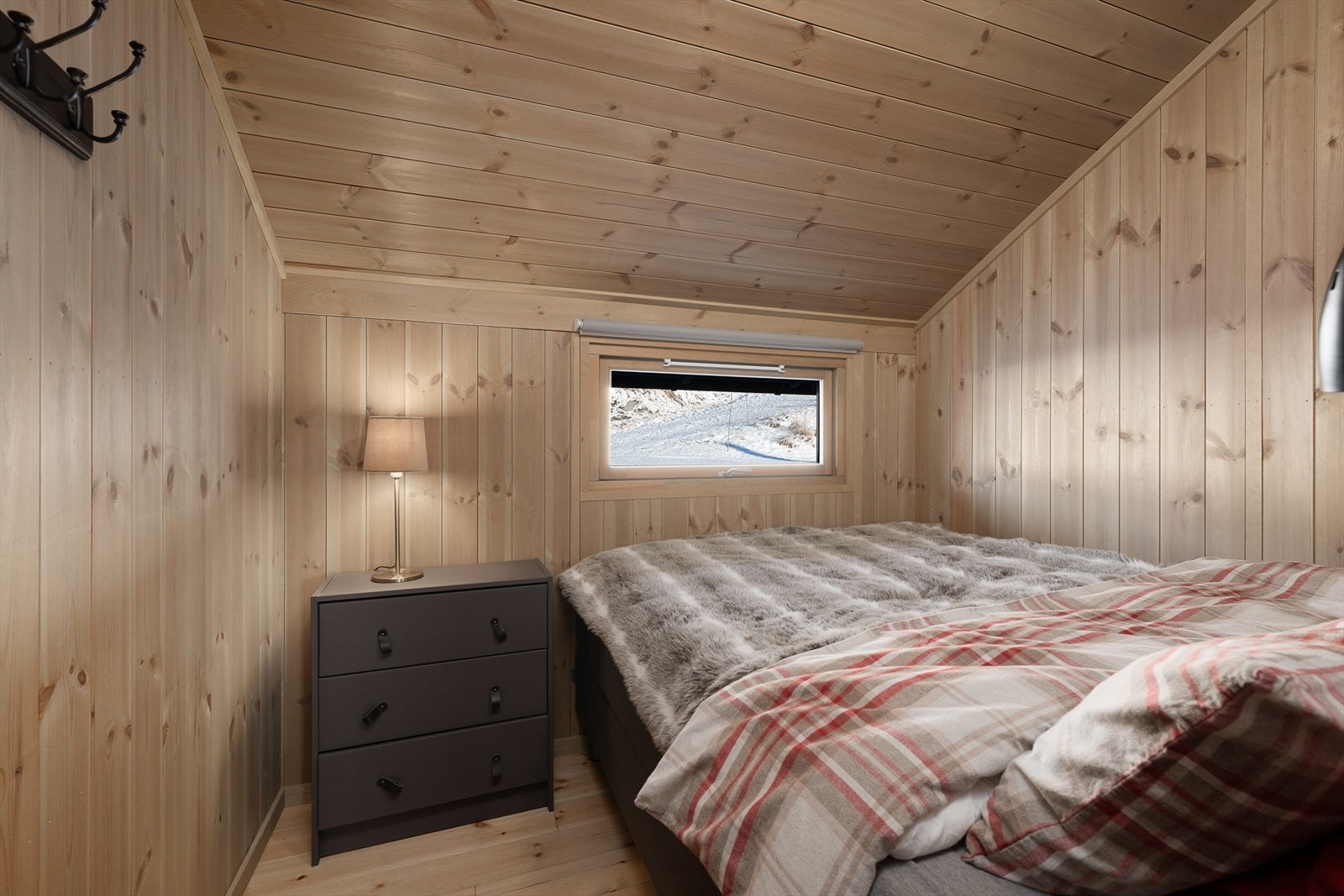 Soverom 2 er innredet med seng og kommode for oppbevaring. Galleribilde