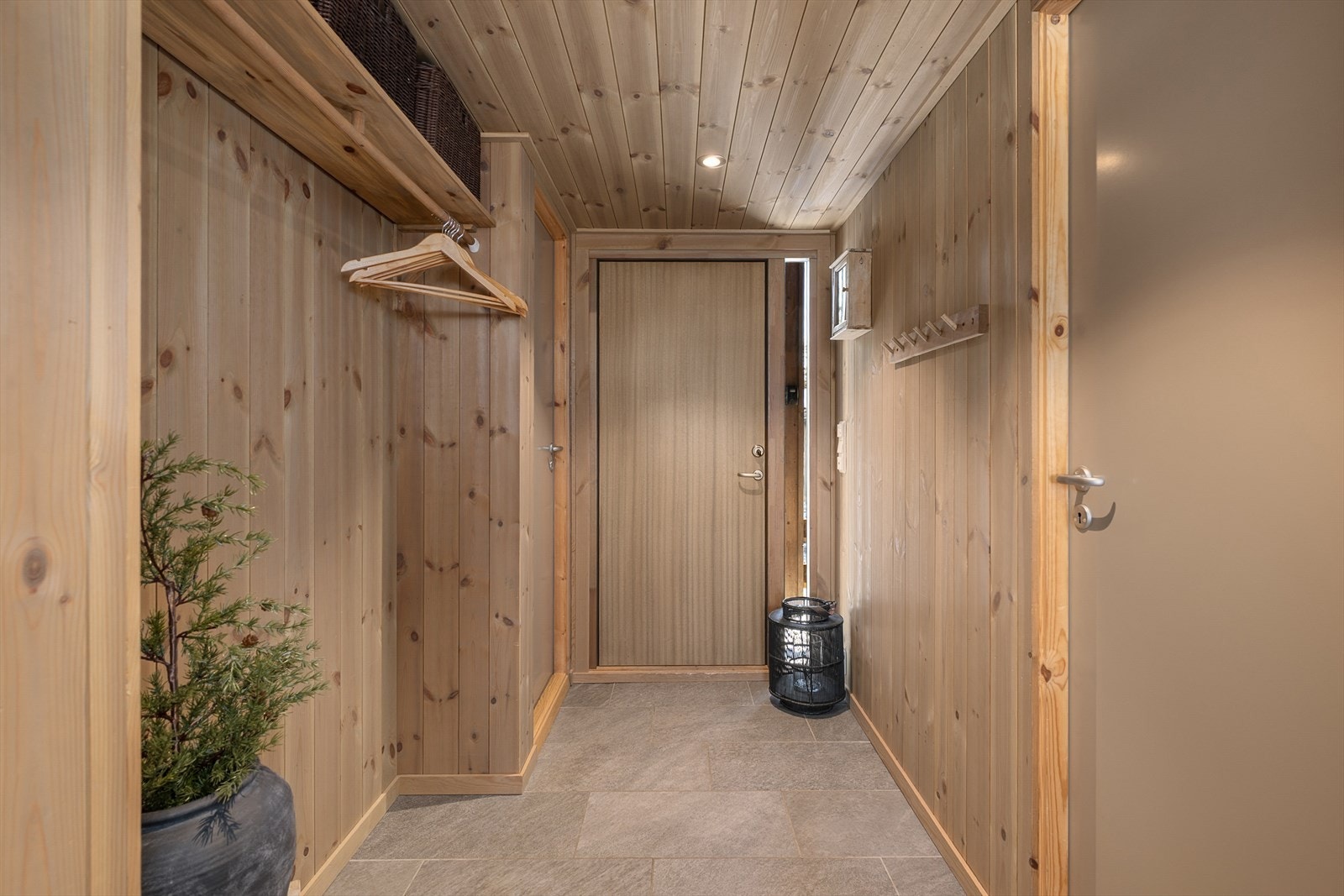 Plass til å henge fra seg yttertøy og utstyr i gangen. Galleribilde