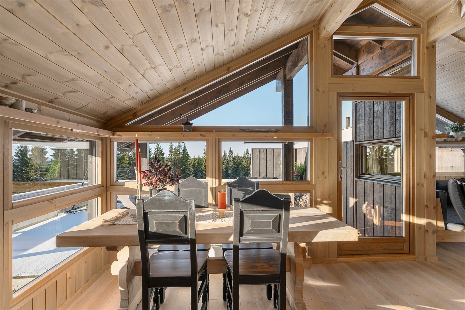 De store vindusflatene gir rikelig med naturlig lys inn i rommet. Galleribilde