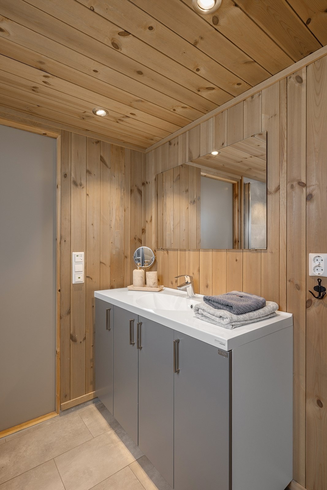 Baderomsinnredningen har skap for bod oppbevaring. Galleribilde