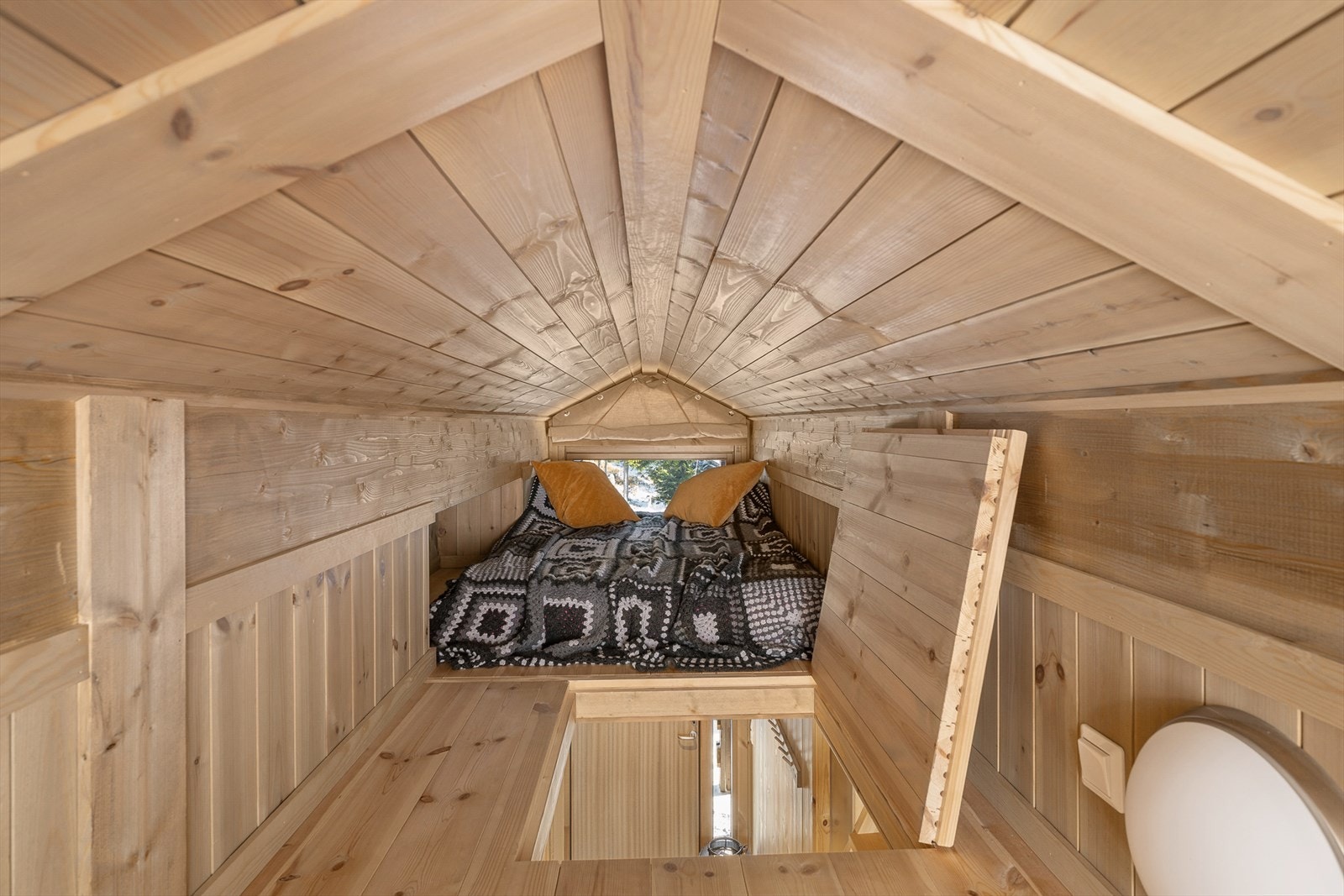 Hems med adkomst via luke fra gangen. Vindu i gavlveggen samt åpent ned mot stue i andre enden. Innredet med madrass. Galleribilde