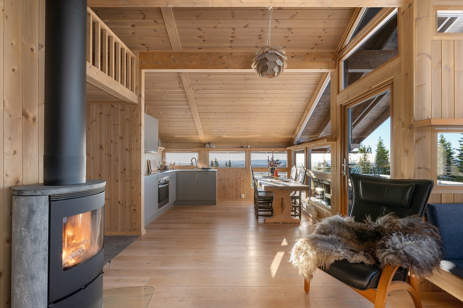 En fin peisovn sørger for den ekstra gode varmen i hytta. For øvrig varmes hytta opp med elektrisk fyring. Galleribilde
