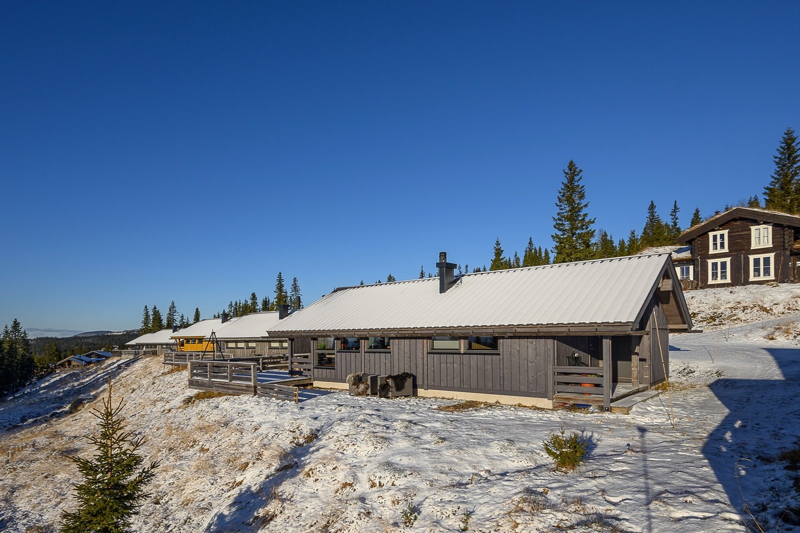 Veletablert område med skånende tomt. Hytta ligger nesten innerst i blindvei i stille og rolig område. Galleribilde