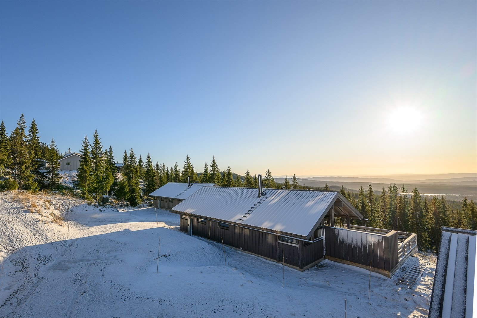 Det er god biloppstillingsplass ved hytta. Galleribilde