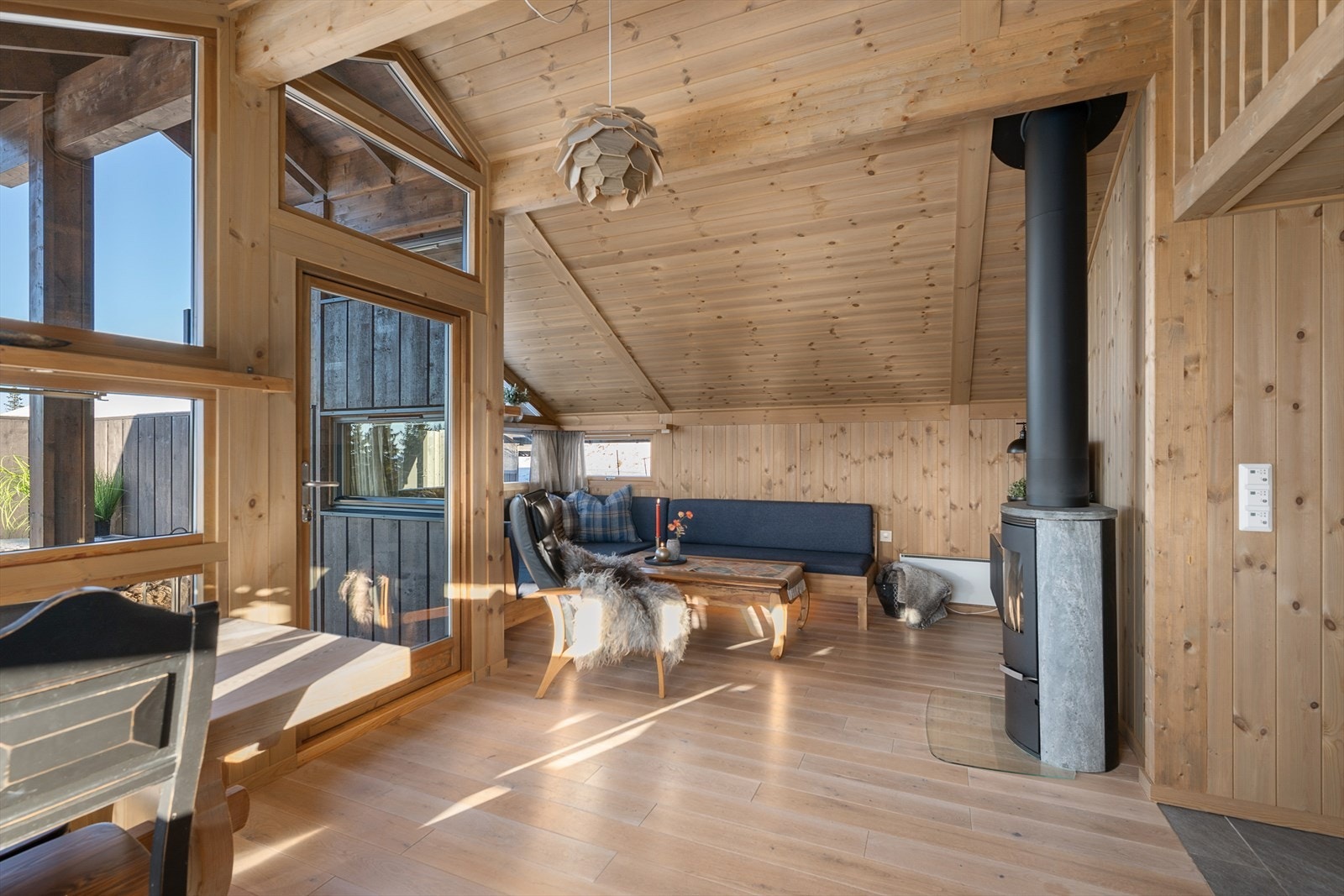 God takhøyde og store vindusflater preger stua og gir en god romfølelse. Galleribilde