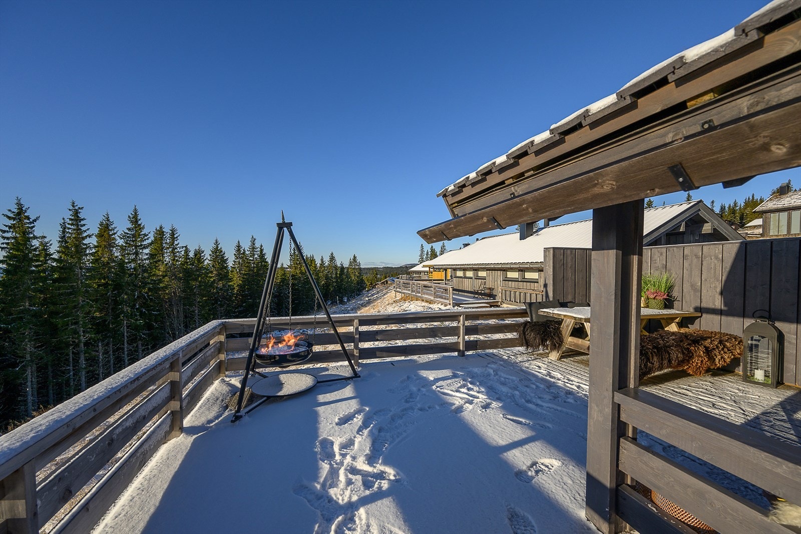 Hytta er en modell fra Hedda hytter. Moderne og stramme linjer med et meget godt utnyttet areal. Galleribilde