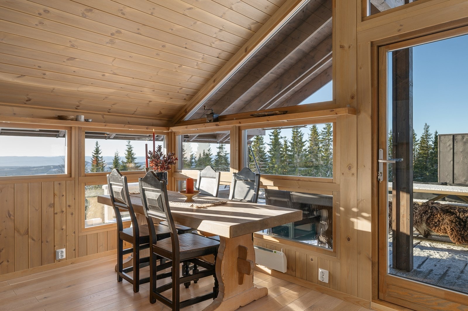 Lyst og hyggelig ved spiseplassen i hytta. Galleribilde