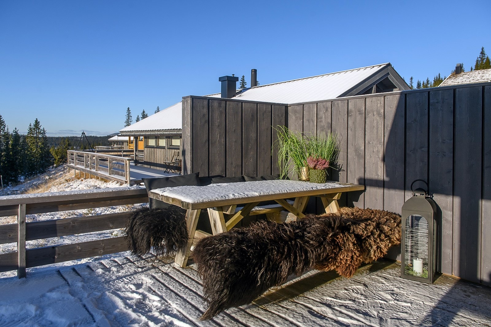 Lun og hyggelig uteplass på terrassen med en levegg som skjermer både for innsyn, vær og vind. Galleribilde
