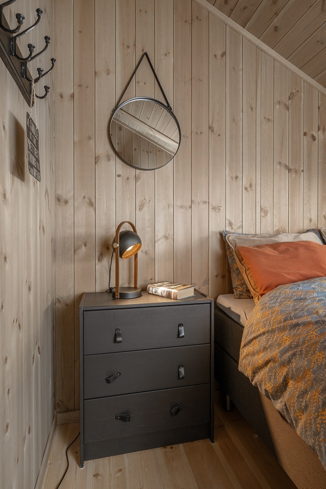 Det er plass til en liten kommode for oppbevaring. Galleribilde