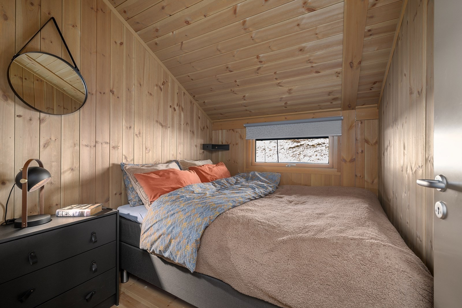 Soverom 1 innredet med dobbeltseng. Panelte tak og vegger. Galleribilde