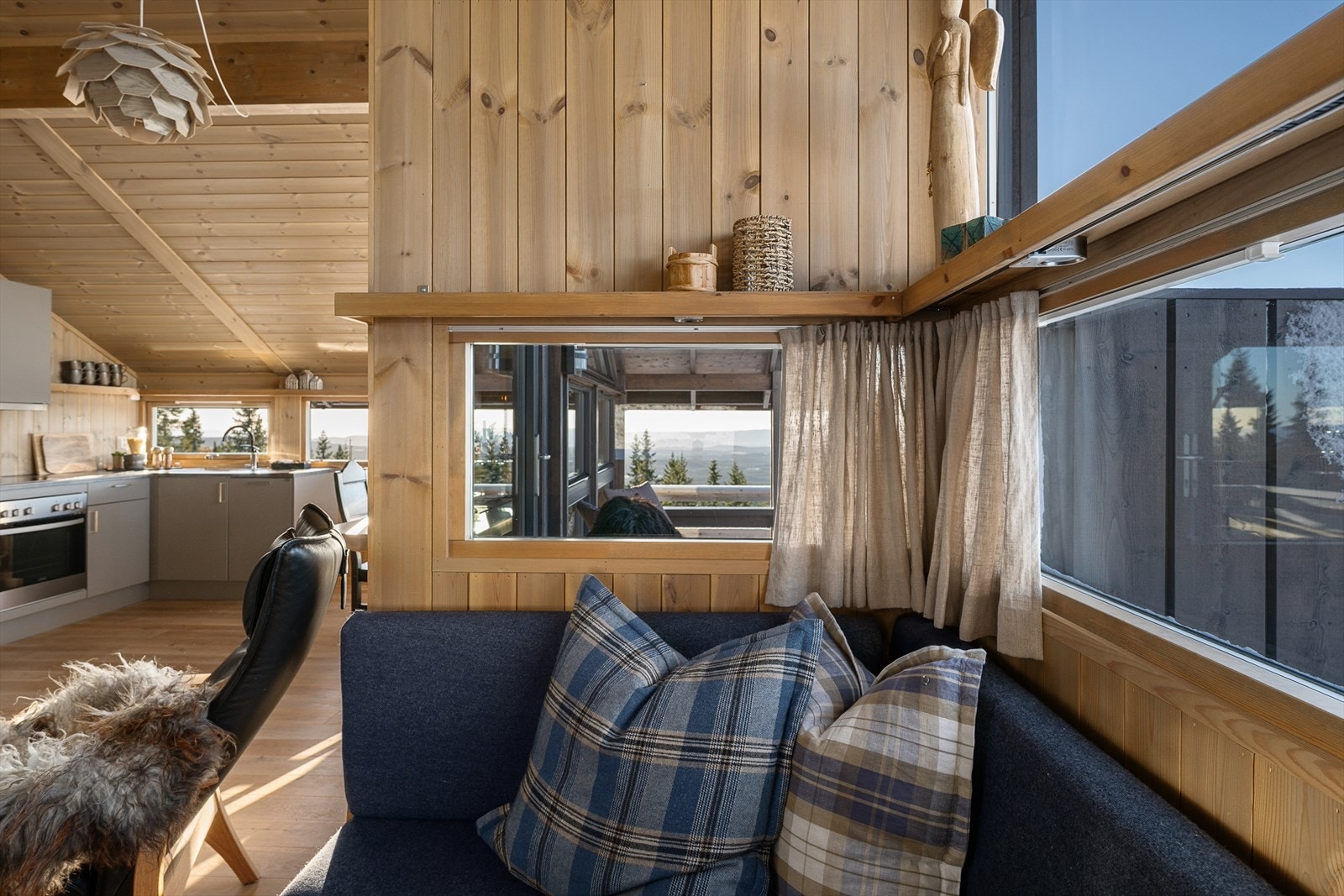 Det er fin kontakt mellom kjøkken med spiseplass og stua. Galleribilde