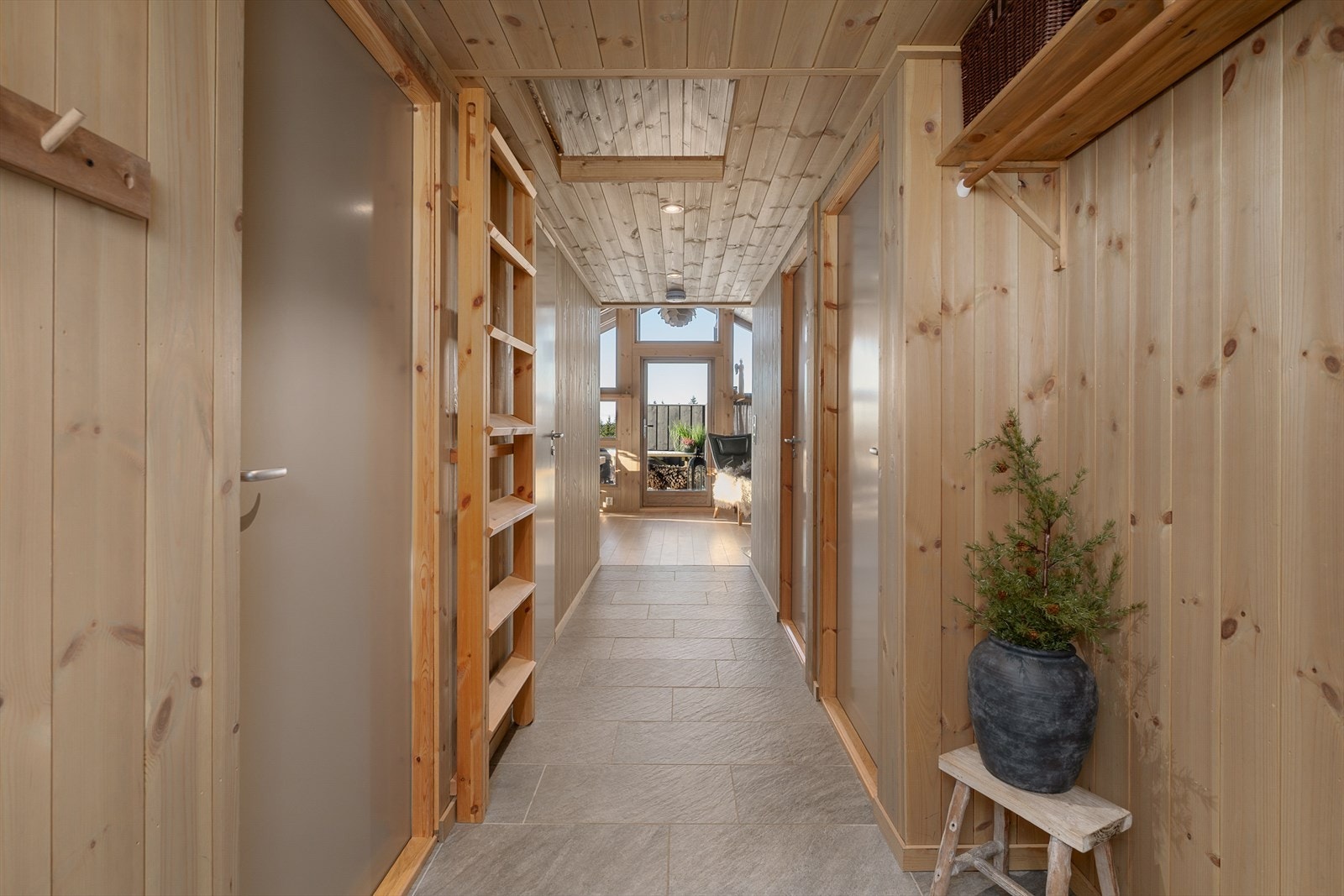 Fra gangen er det adkomst til soverommene og badet. Flislagt gulv med varmekabler. Stige opp til hemsen. Galleribilde