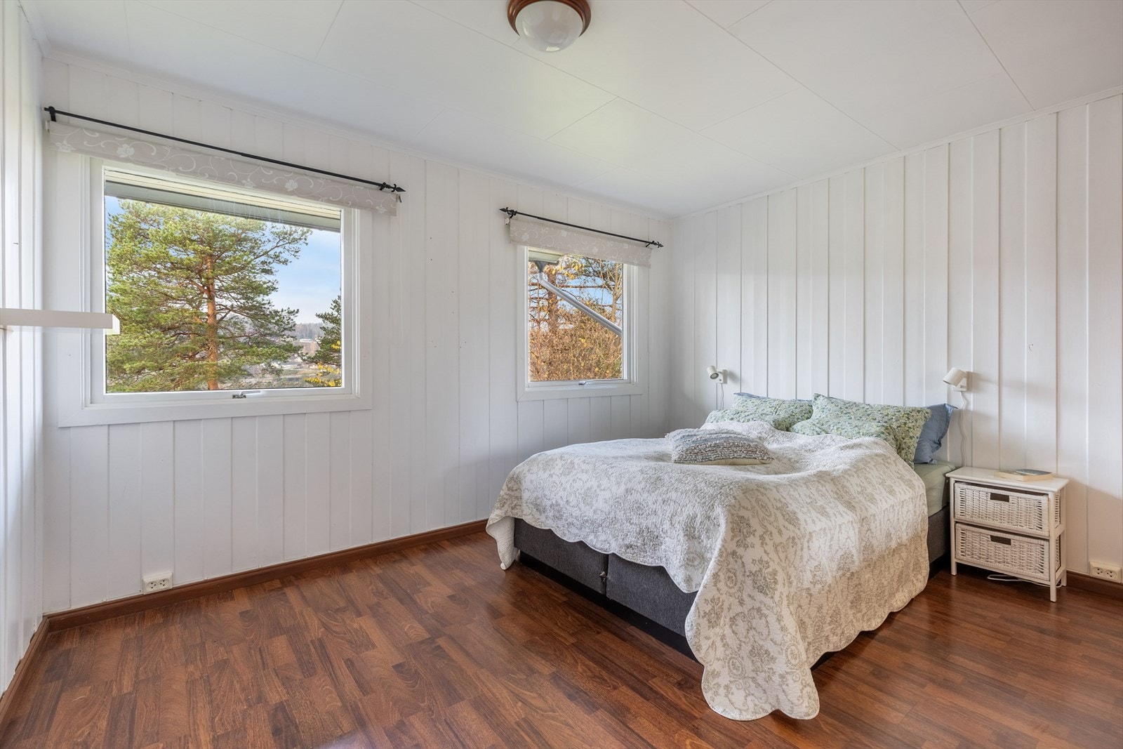 Romslig soverom med god plass til dobbeltseng og garderobeskap Galleribilde