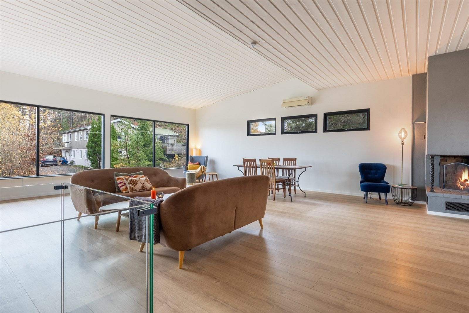 Stor stue med rikelig naturlig lysinnslipp Galleribilde