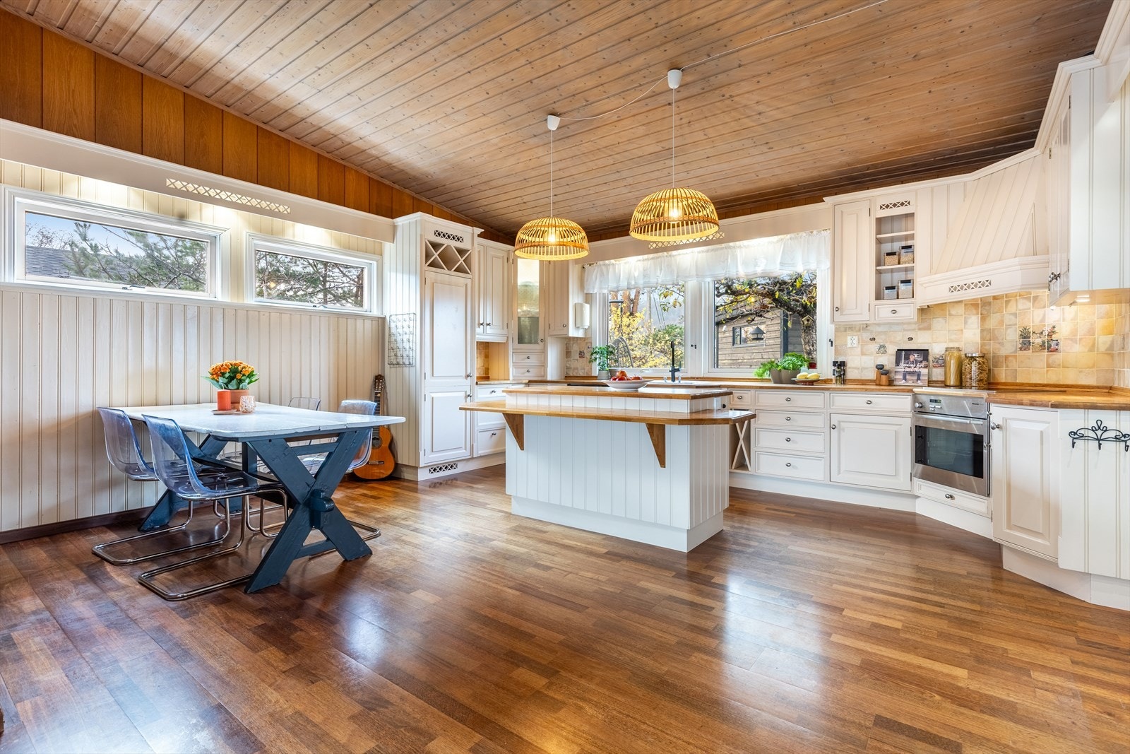 God plass til kjøkkenbord på kjøkkenet, samt praktisk kjøkkenøy Galleribilde